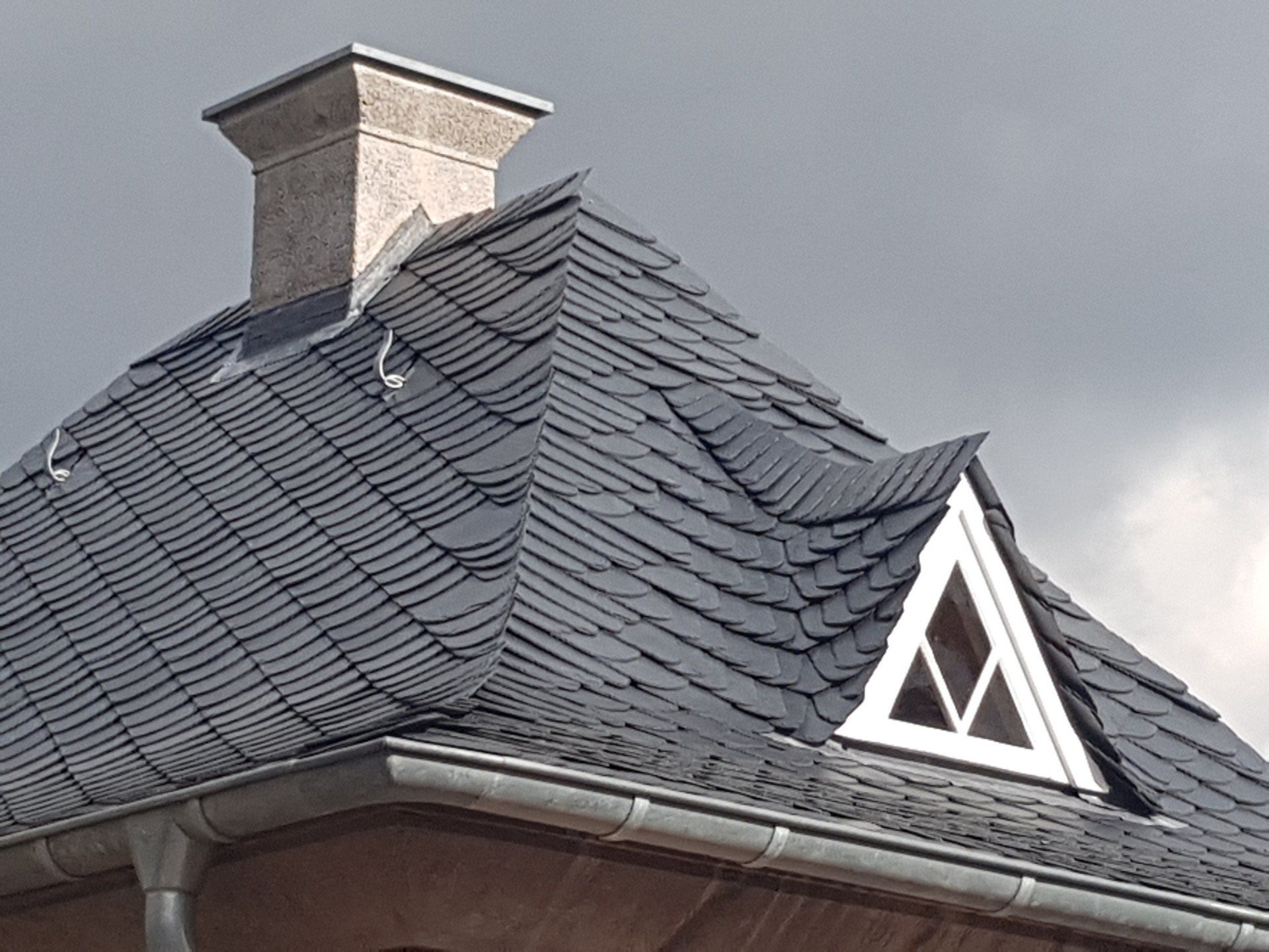 Zum Denkmalschutz gehört auch eine perfekte Dacheindeckung mit Naturschiefer