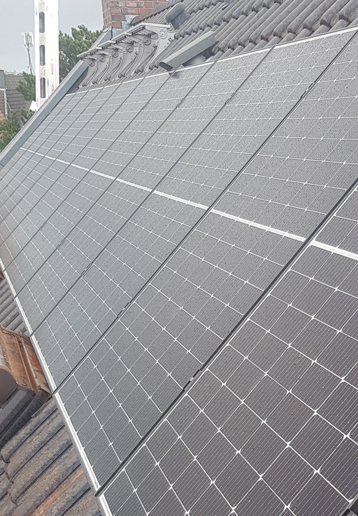 In Kooperation mit Ihrem Hauselektriker oder mit unseren Elektropartnern stellen wir Solarstromanlagen her.