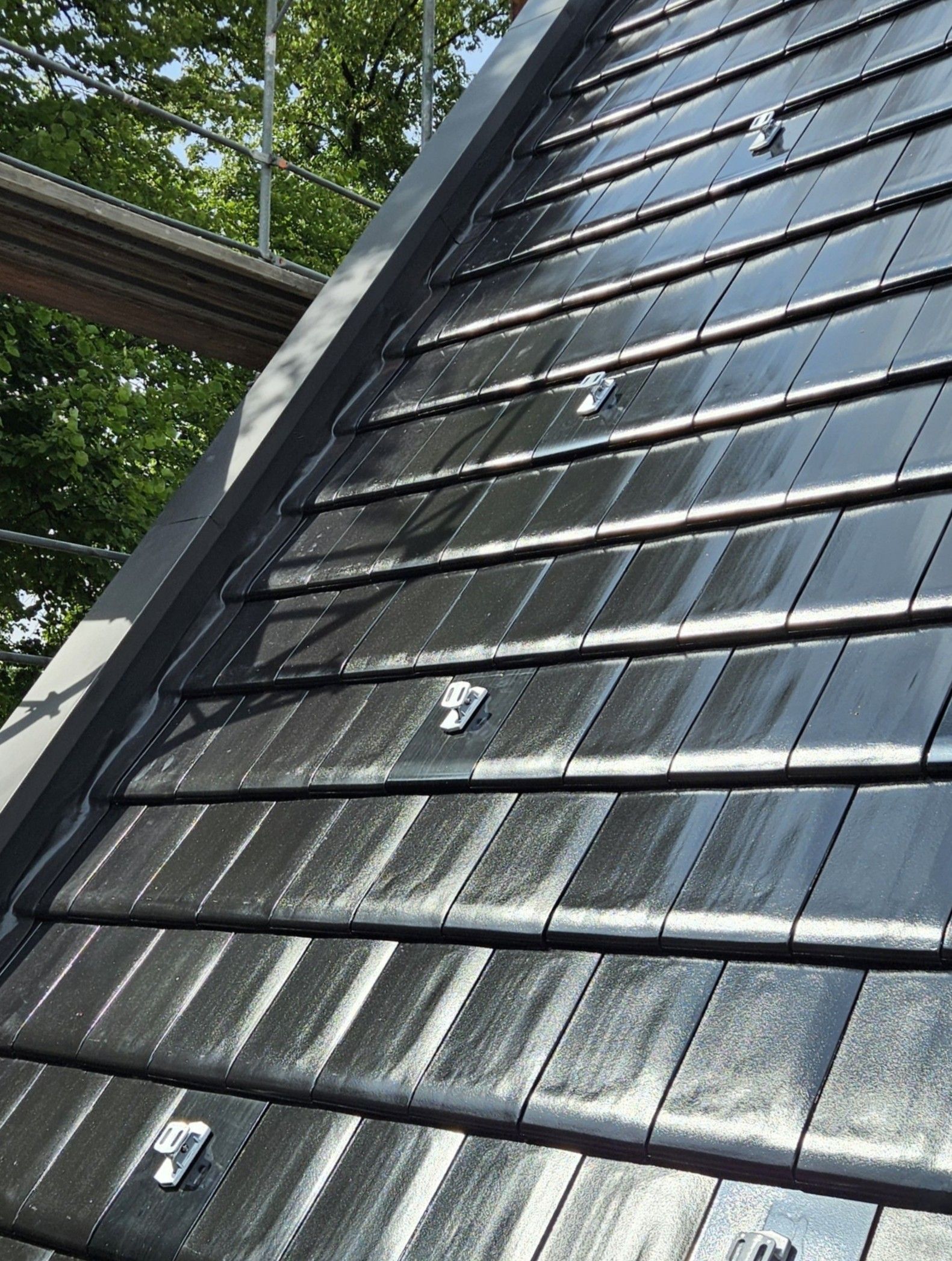 Nur eine Kleinigkeit? Solarträger-Ziegel gewährleisten die Montage von Solar-Module ohne Beschädigung der Dacheindeckung.