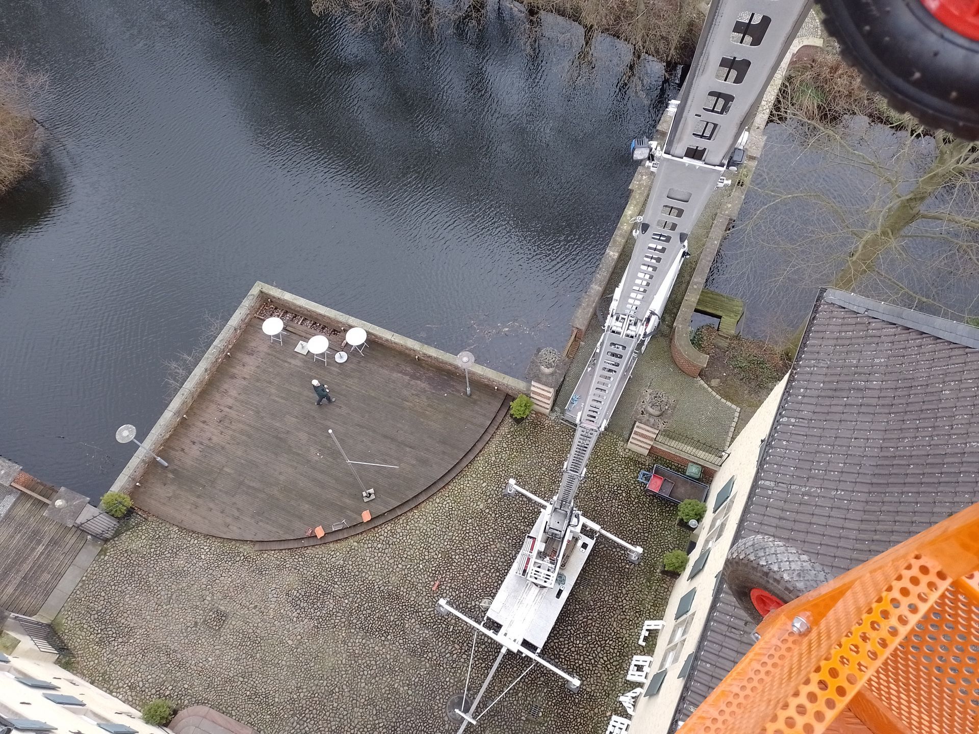 Sie sollten regelmäßig das Dach prüfen lassen. Wir geben Ihnen das Ergebnis schriftlich.