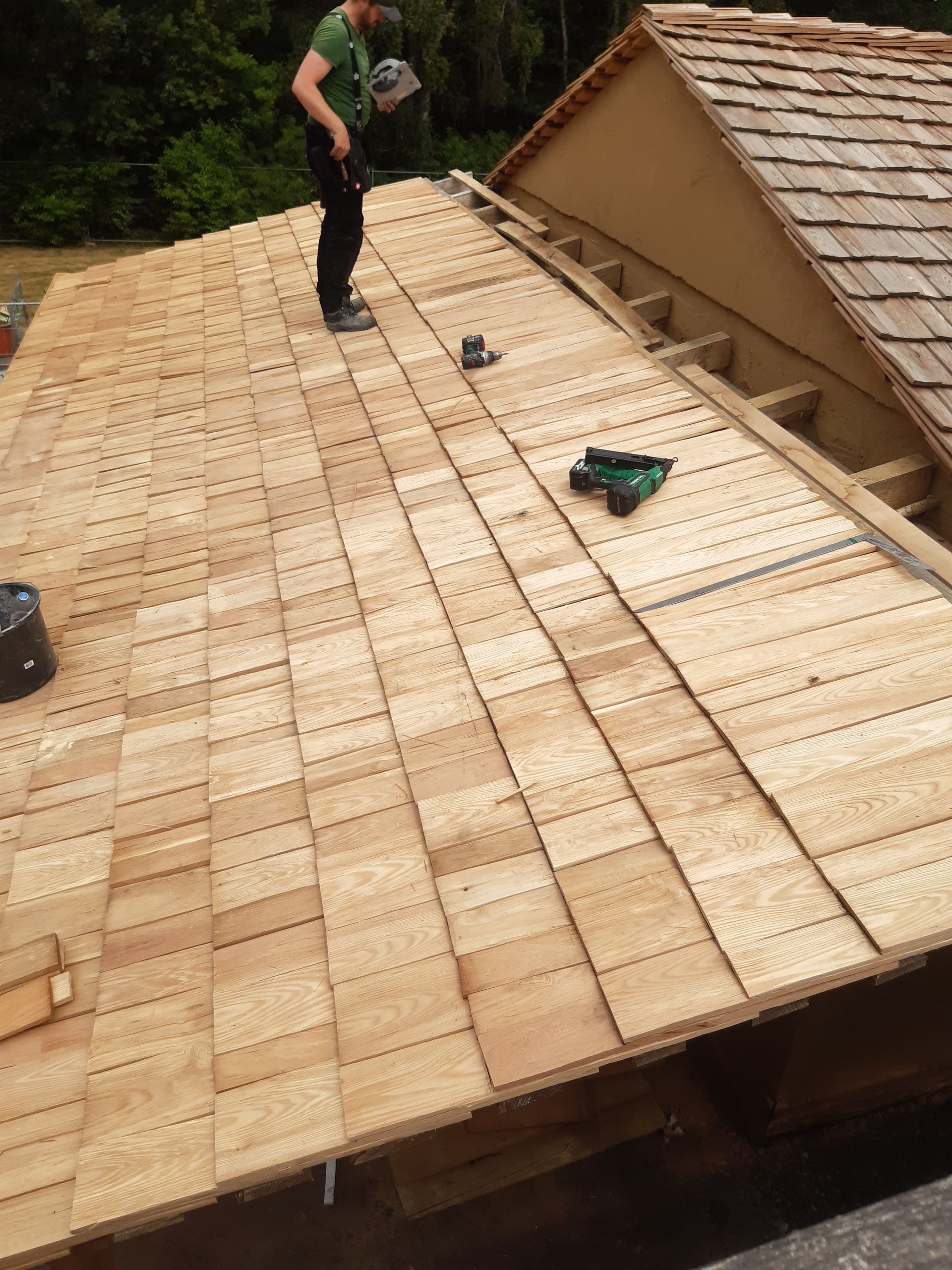 Wer Holz und Dach versteht, kann auch Holzschindel verlegen