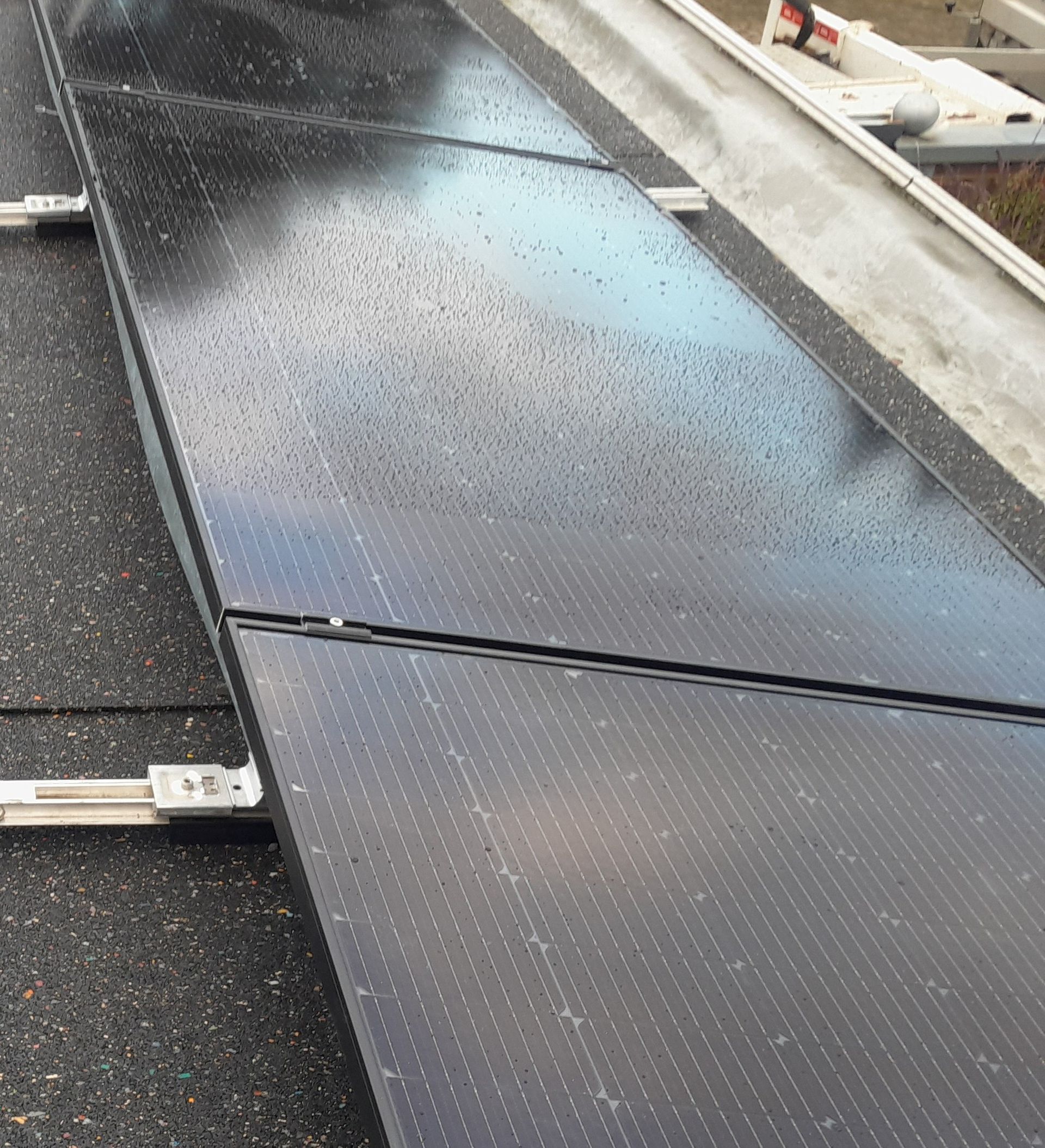 Photovoltaik sollte erst dann an Bestandsgebäuden angebracht werden, wenn das Dach überprüft wurde. Wir übernehmen das für Sie.