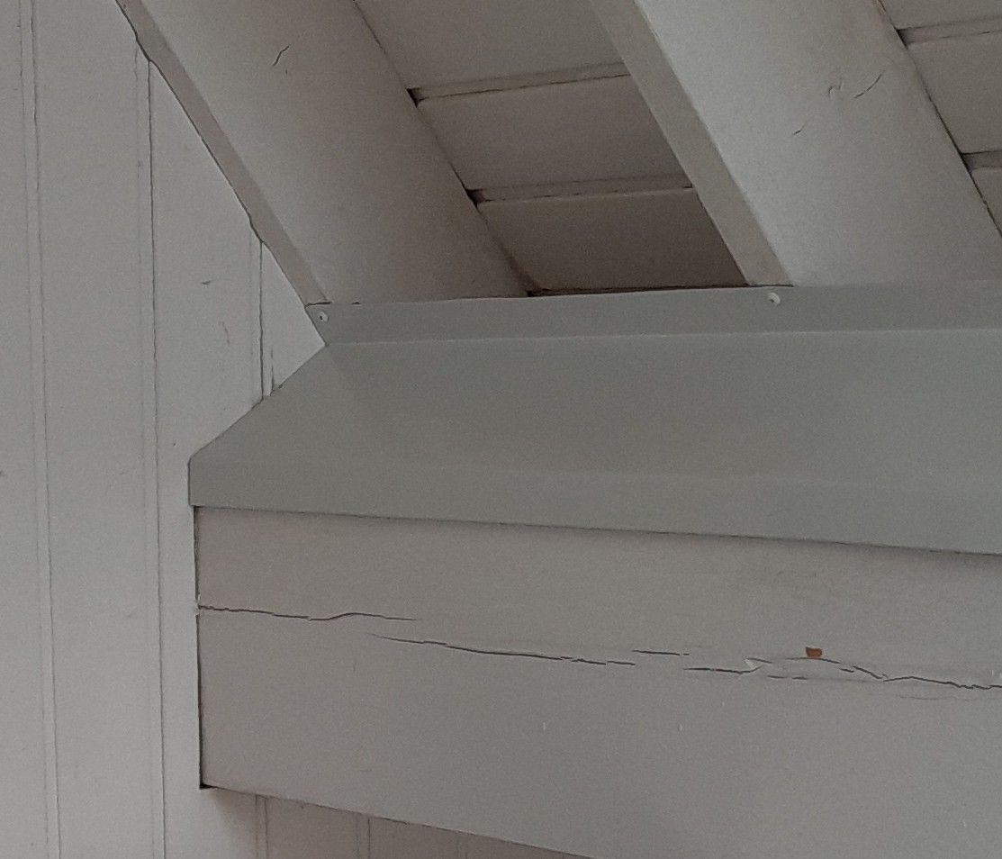 Der Witterungsschutz für Holzbauteile kann auch ein verletzungsfreier Schutz vor Tauben sein.