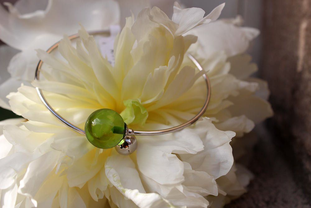 Armreif silber, grüner Bernstein