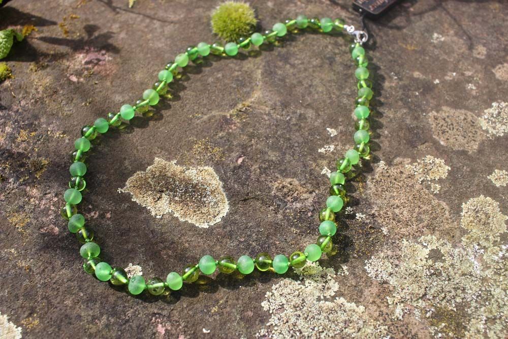 Kette grüner Bernstein auf Stein