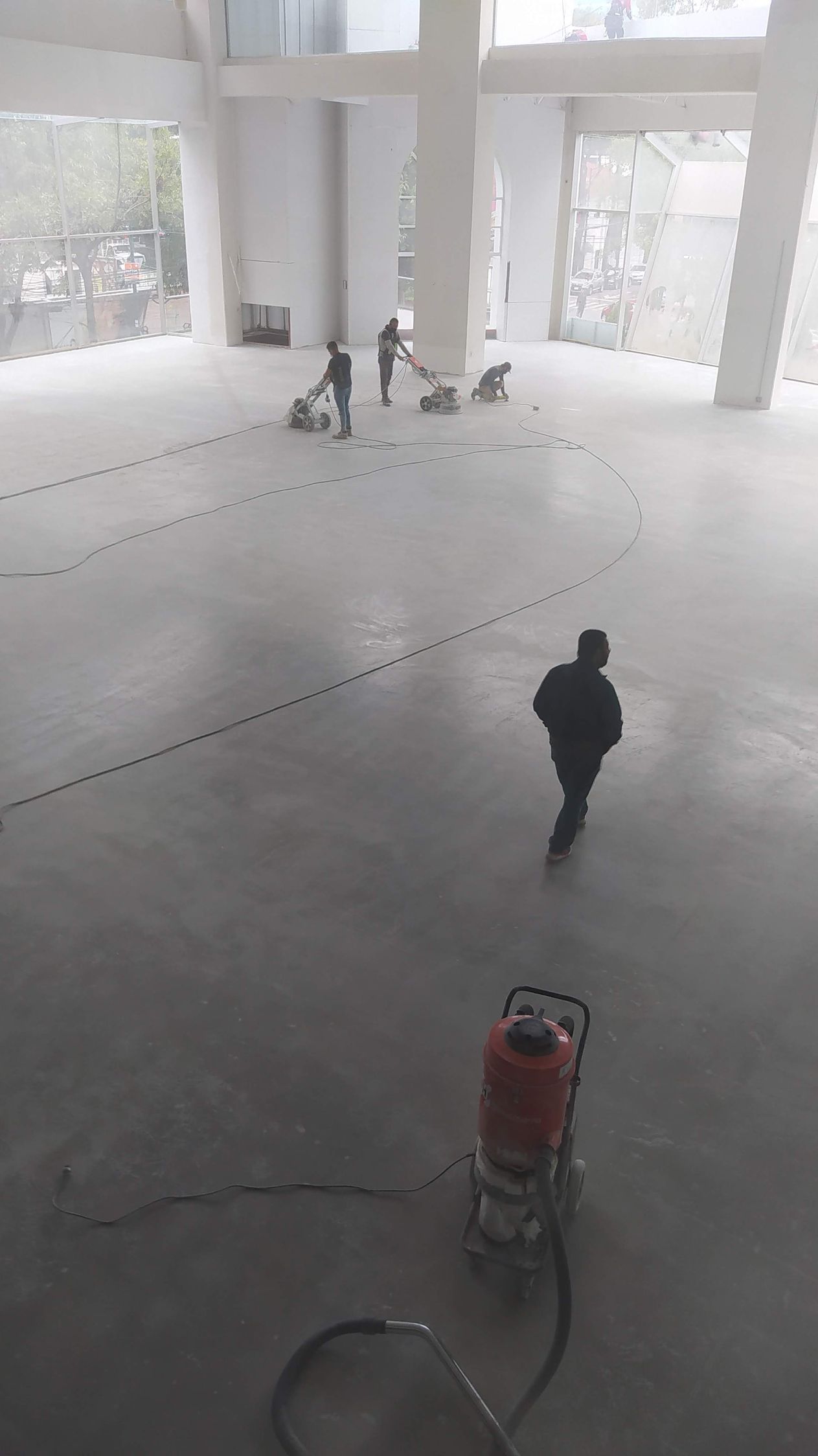 Piso pulido con desbastador planetaria