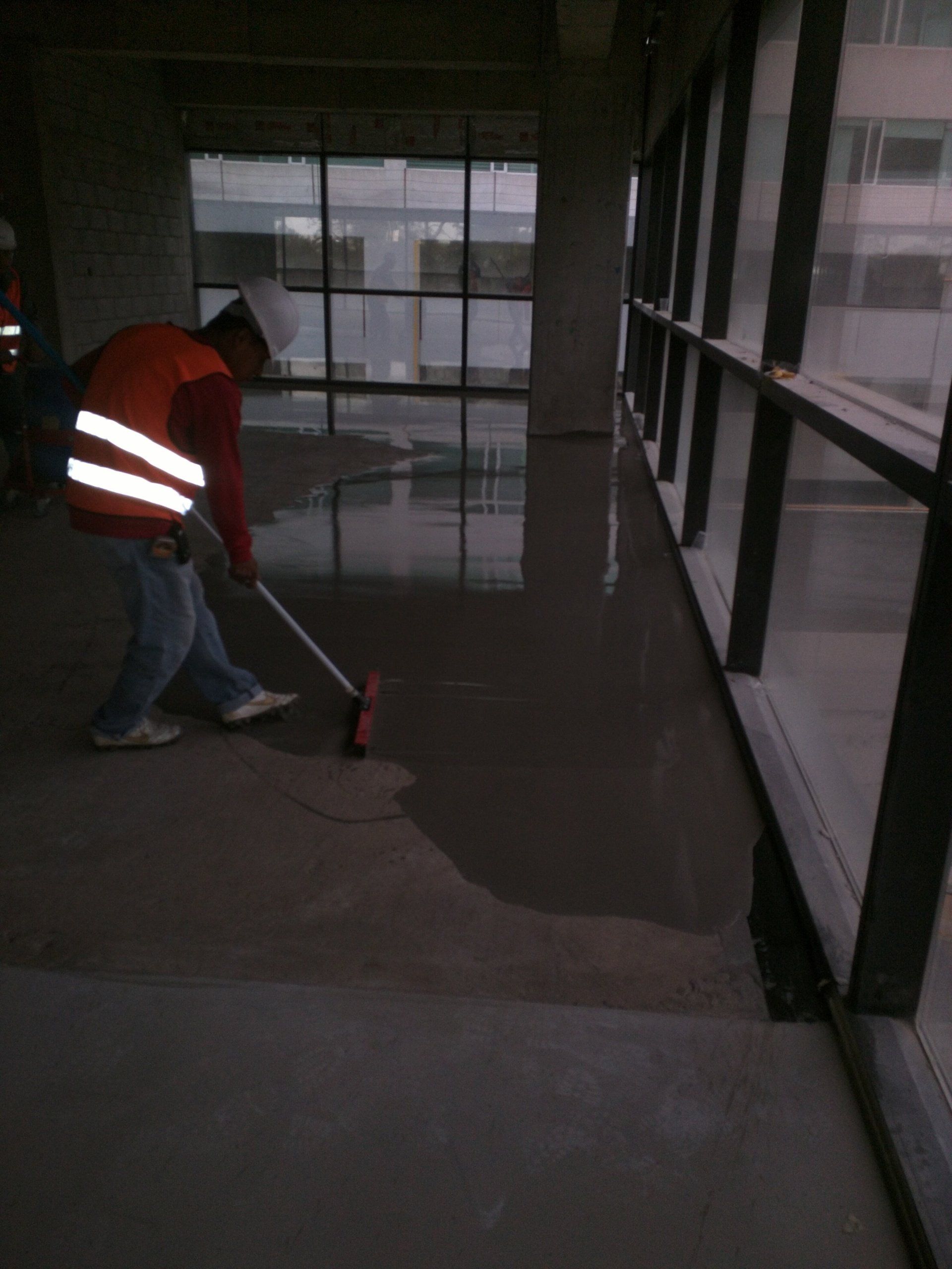 Aplicación de autonivelante cementicio