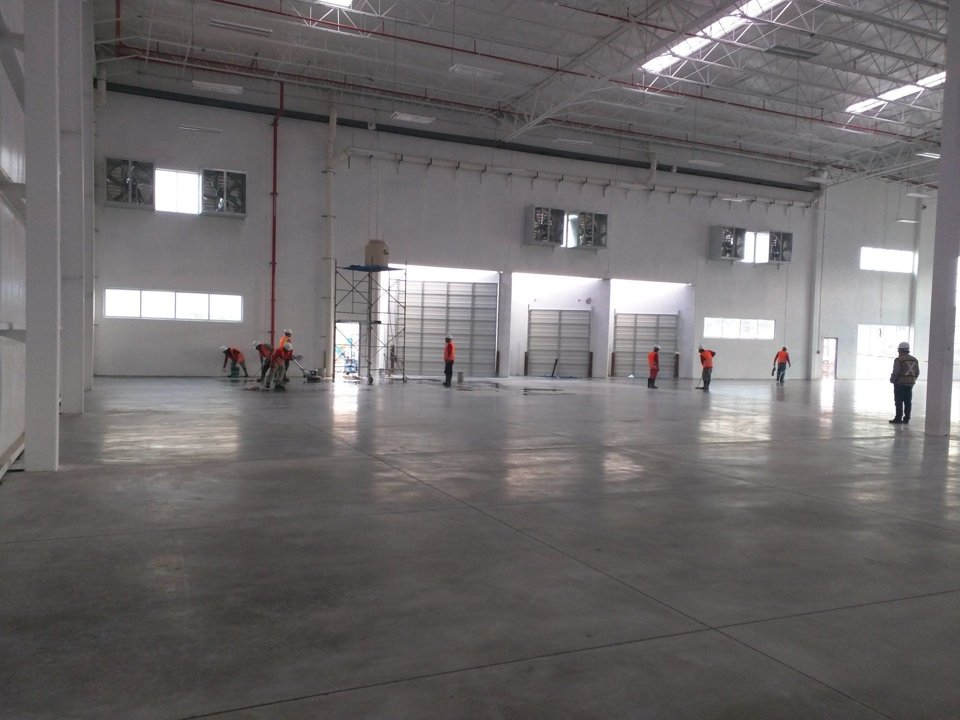 Nave industrial con un piso limpio.