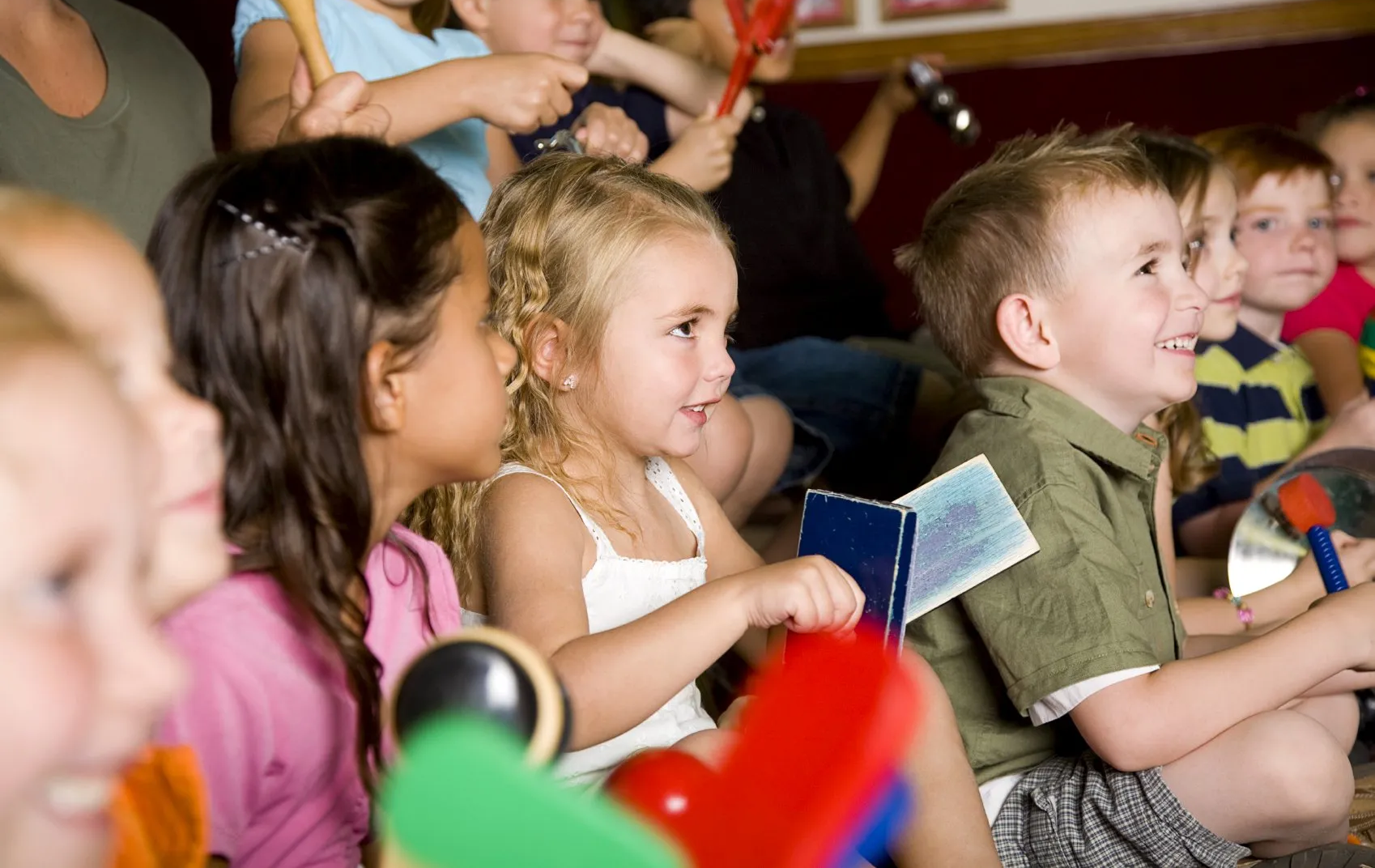 Un gruppo di bambini di tre anni che partecipa a una lezione