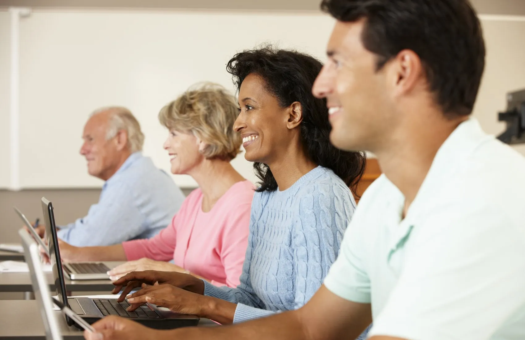 Persone adulte che partecipano a una lezione