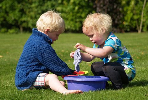 Intensive innere Angeregtheit ermöglicht neue Lernerfahrung. Link zur Abschnittsmitte. Kinder sind in gemeinsames Spiel mit Wasser versunken. Friedlicher Zustand.
