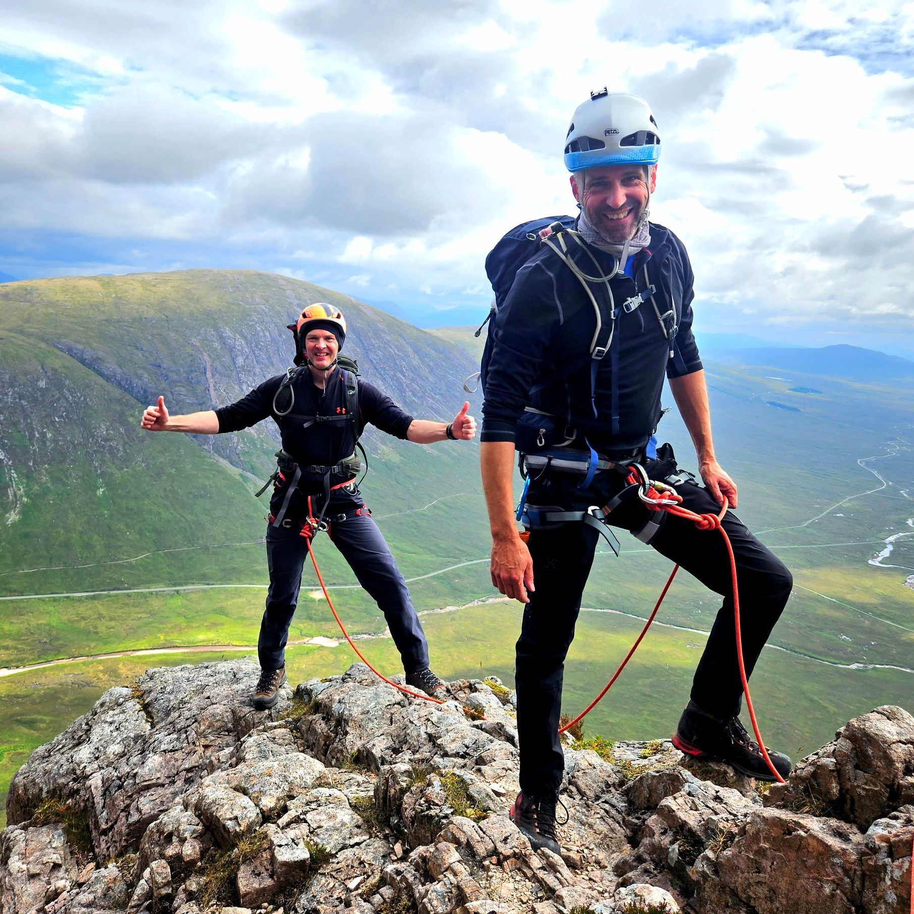 Book a Curved Ridge Guide to safely guide you up this Glencoe classic scramble. Elite Guides.