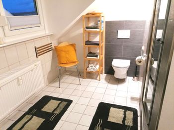 Fewo Grete: Unser Badezimmer ist ausgestattet mit geräumiger Dusche, Waschbecken und WC, Föhn, Handtücher und Duschvorleger sind vorhanden, auch eine Auswahl an Körperpflegemitteln