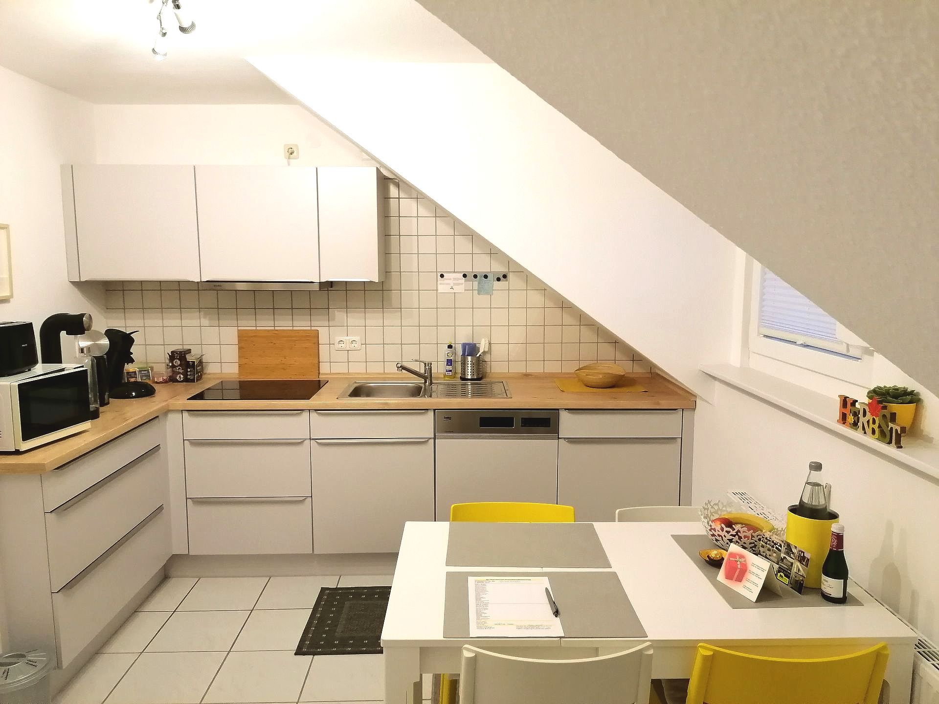 Voll ausgestattete Einbauküche mit vielen Elektrogeräten Ferienwohnung Grete in Trier: Unsere neue Küche ist ausgestattet mit Kühlschrank mit Gefrierteil, Spülmaschine, Induktionskockplatte, Backofen,Mikrowelle, Senseo-Kaffeemaschine mit Kaffeepads, Brita Wasserspender mit vielen weiteren Küchengeräten. Geschirr, Besteck, Töpfen und Pfannen in ausreichender Anzahl vorhanden.