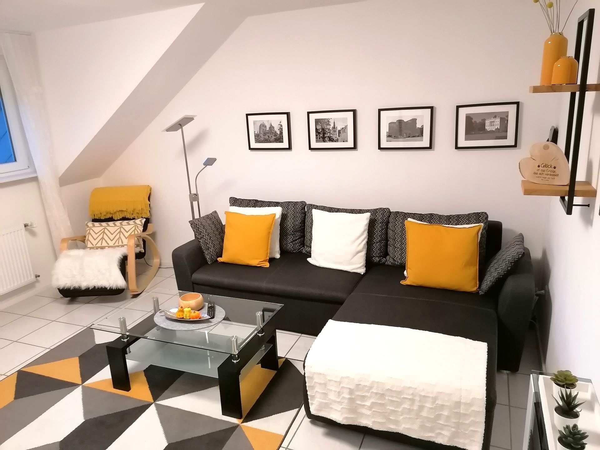 Fewo Grete in Trier: Gemütliches Wohnzimmer mit Kuscheldundecke und vielen Kissen  Ferienwohnung Grete in Trier-unser gemütliches Wohnzimmer mit  Couch, Couchtisch,Schaukelstuhl. Zusätzliche elektrische Heizung mit Elektrokamin möglich. Minitresor für Ihre Wertsachen. Spiele für Regentage oder lange Abende.Fernseher mit Sat-Empfang.Digitalradio mit Bluetooth und CD-Spieler.