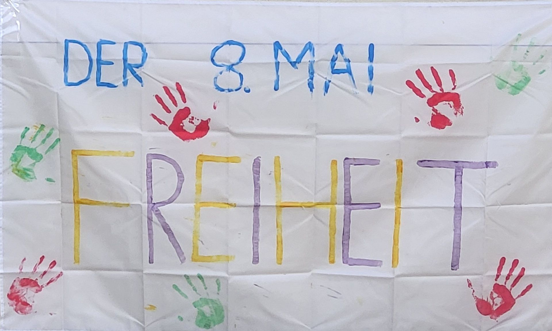 Plakate mit Aussagen zur Symbolkraft des 8. Mai