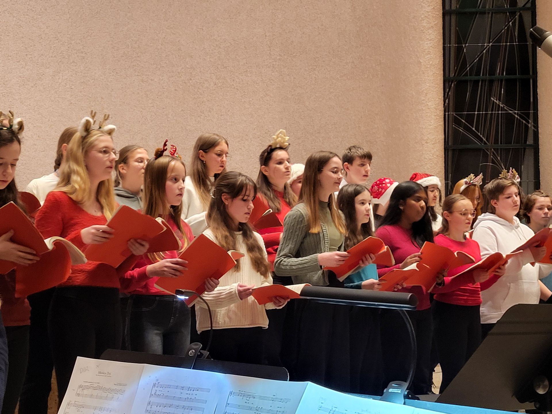Chor ab Klasse 7 beim Weihnachtskonzert