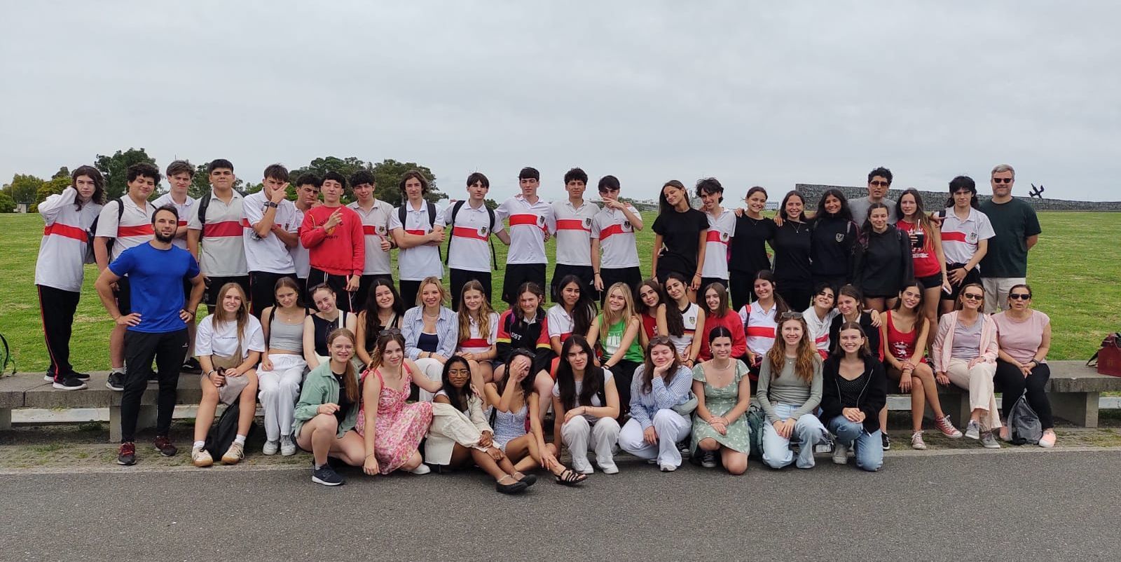 Deutsche und argentinische Schüler auf dem Hof des Wilhelmi-Gymnasiums