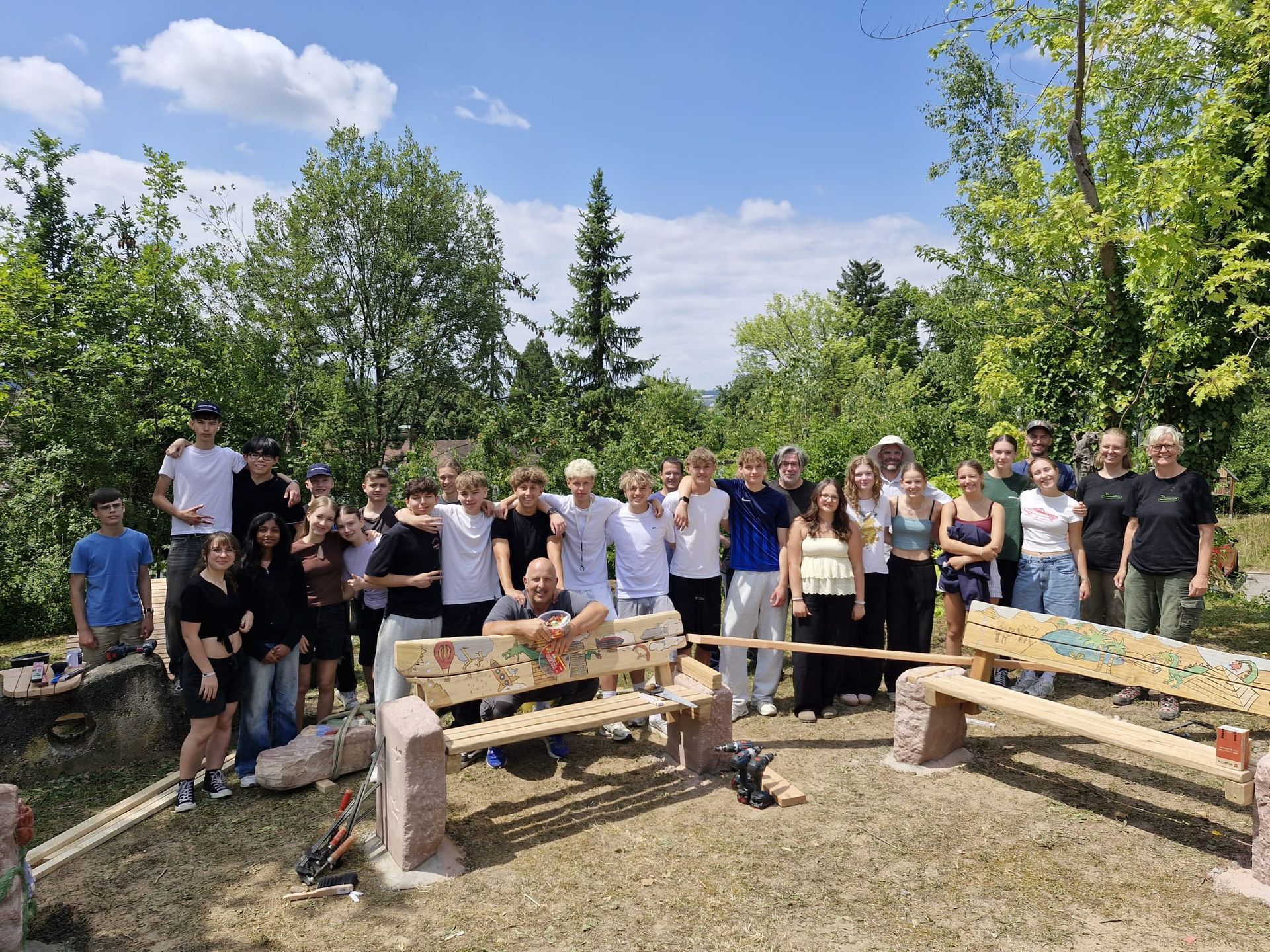 Schüler und Schülerinnen des Wilhelmi und der von ihnen gestaltete Sitzbereich