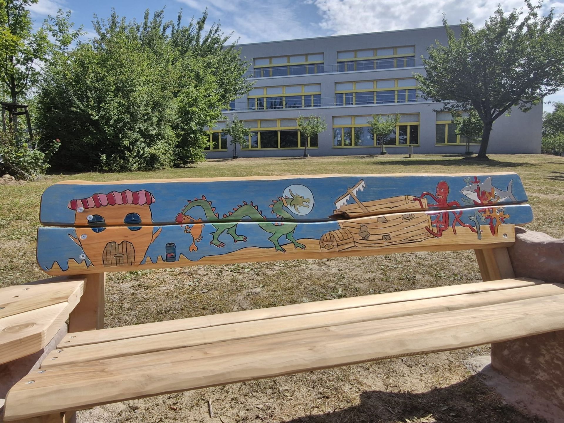 Eine Holzbank im Außenbereich des Wilhelmi-Gymnasiums
