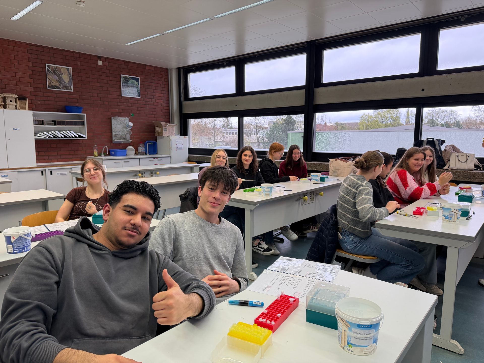 Schülerinnen und Schüler des Wilhelmi bei der Laborarbeit am Helmholtz-Gymnasium