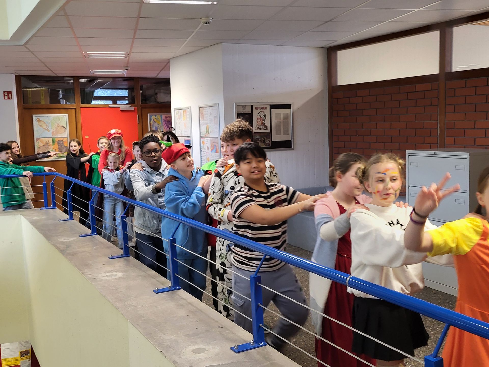 Schülerinnen und Schüler im Lichthof bei der SMV-Faschingsparty
