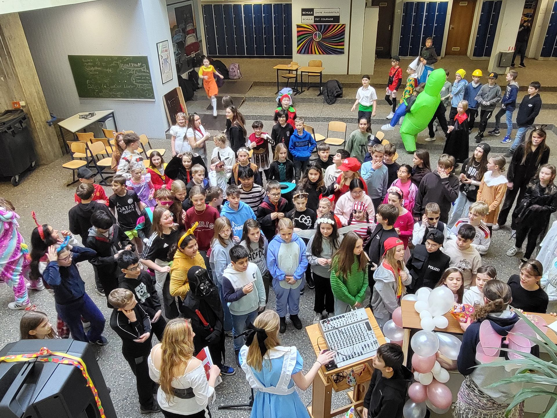 Verkleidete Schülerinnen und Schüler des Wilhelmi-Gymnasiums beim Unterstufen-Fasching der SMV 2025