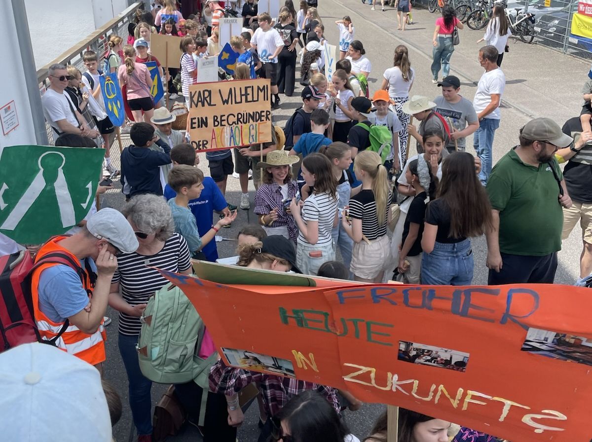 Lehrkräfte und Schüler des Wilhelmi-Gymnasiums beim Fohlenmarkt 2025