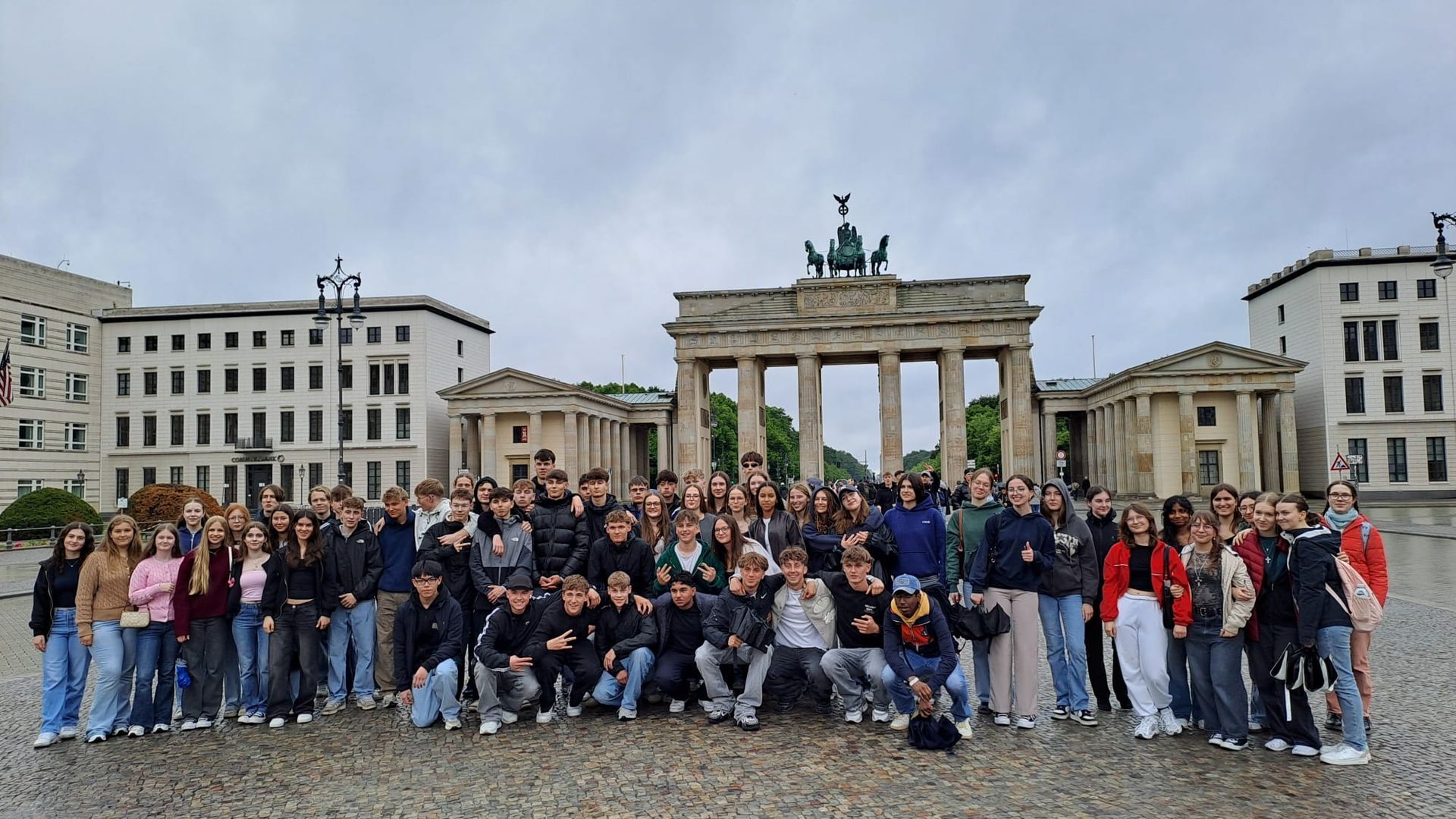 Die Klassen 10a,b,c vor dem Brandenburger Tor in Berlin