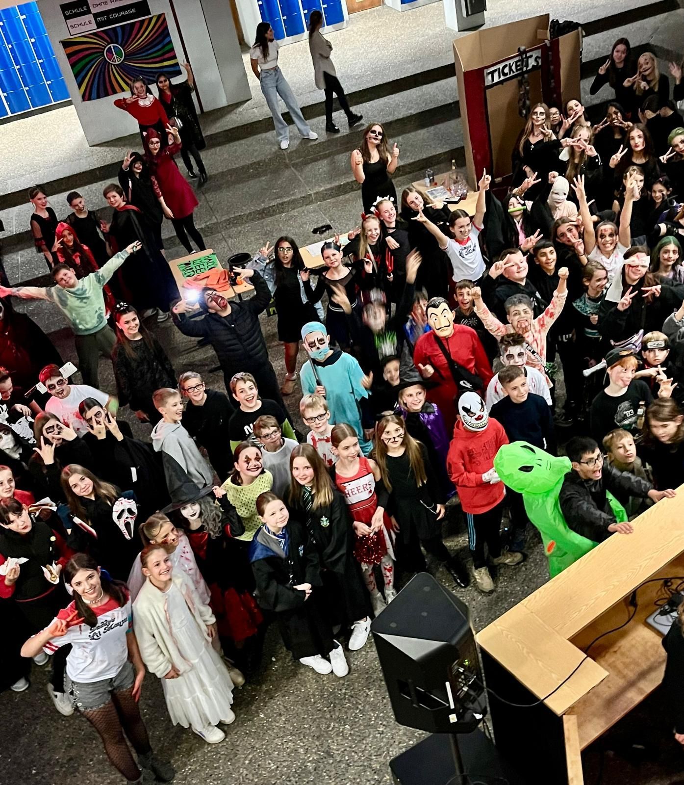 Schülerinnen und Schüler bei der Halloween-Fete im Lichthof des Gymnasiums