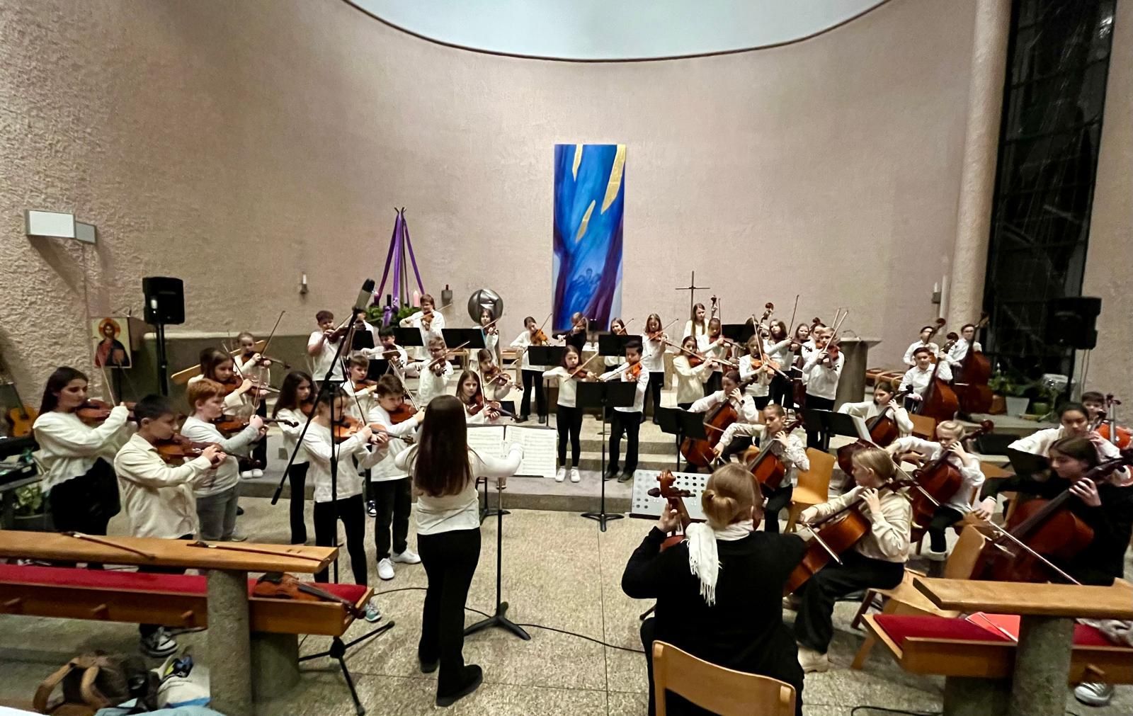 Streicherklasse beim Weihnachtskonzert