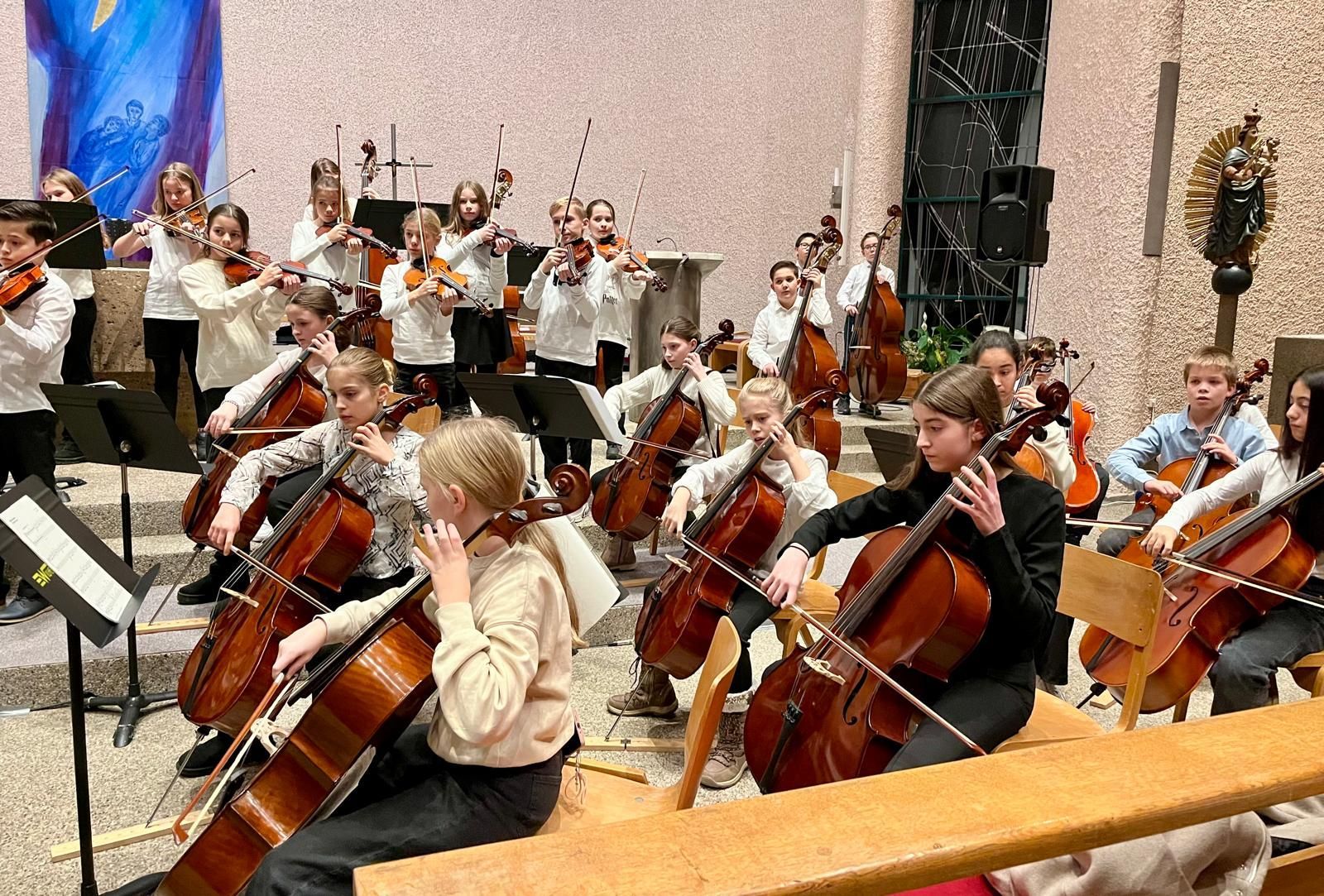 Streicherklasse beim Weihnachtskonzert