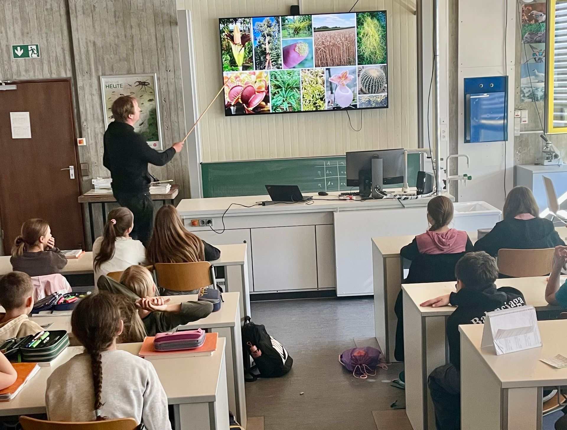 Wissenschaftler Popinga erläutert Schülern biologische Zusammenhänge