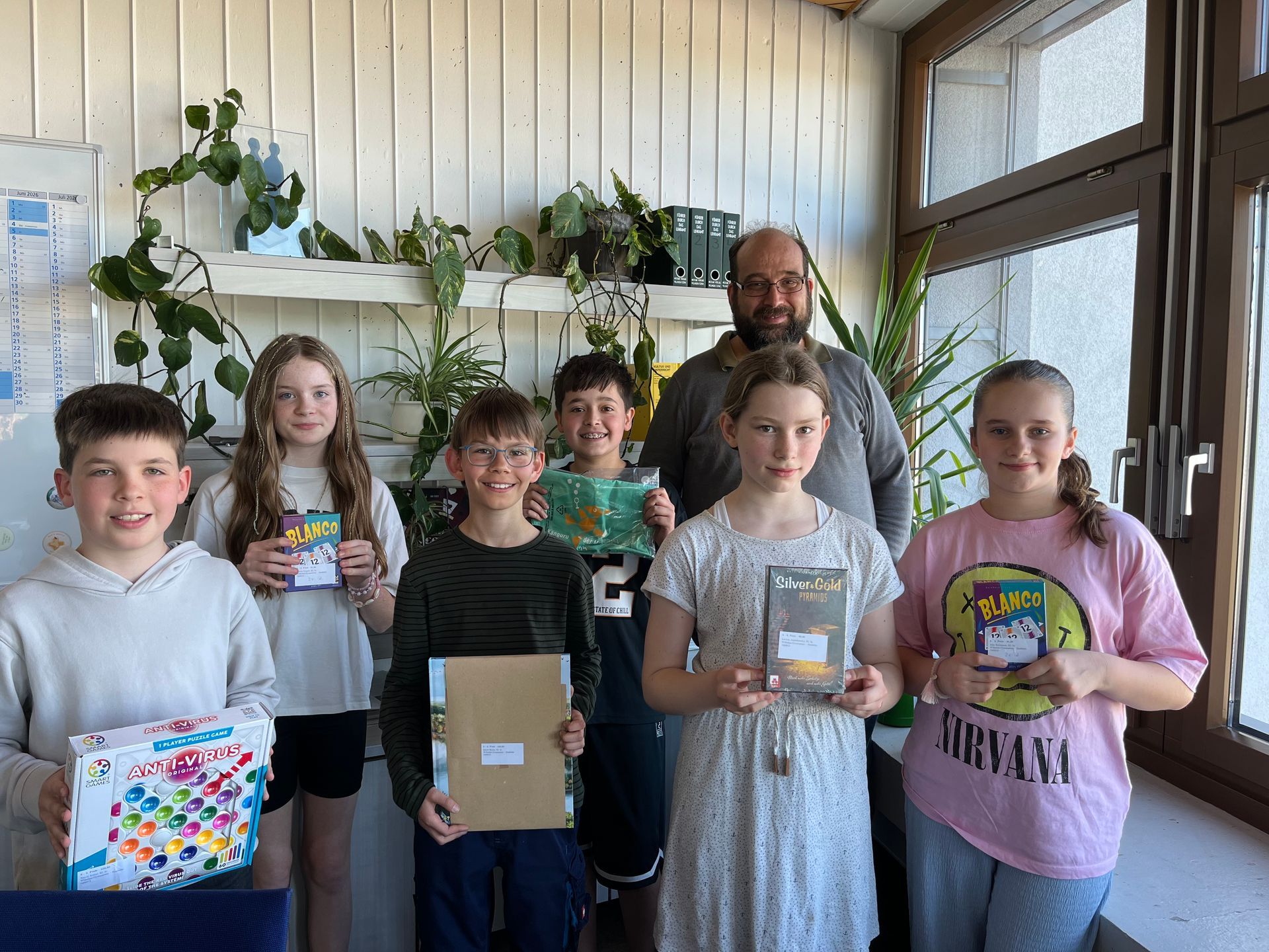 Die Preisträger beim Känguru-Wettbewerb 2025 mit ihren Urkunden und ihr Mathematiklehrer