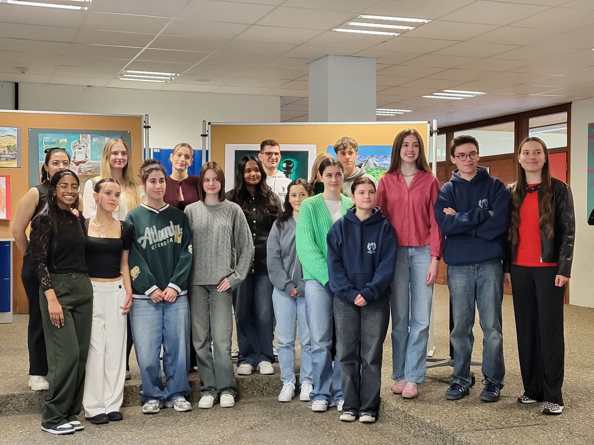 Die ausstellenden Schülerinnen und Schüler bei Kunst, Literatur und Musik am Wilhelmi