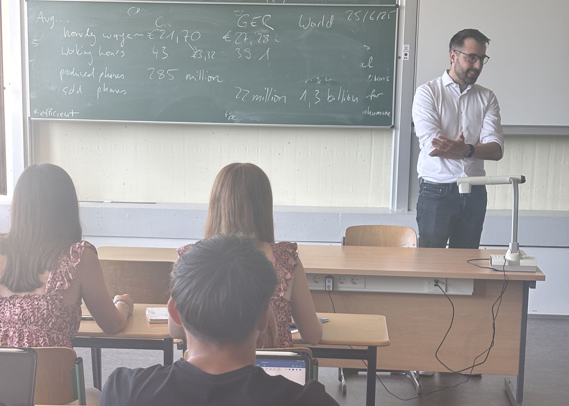 Moritz Oppelt vor der Klasse 10c