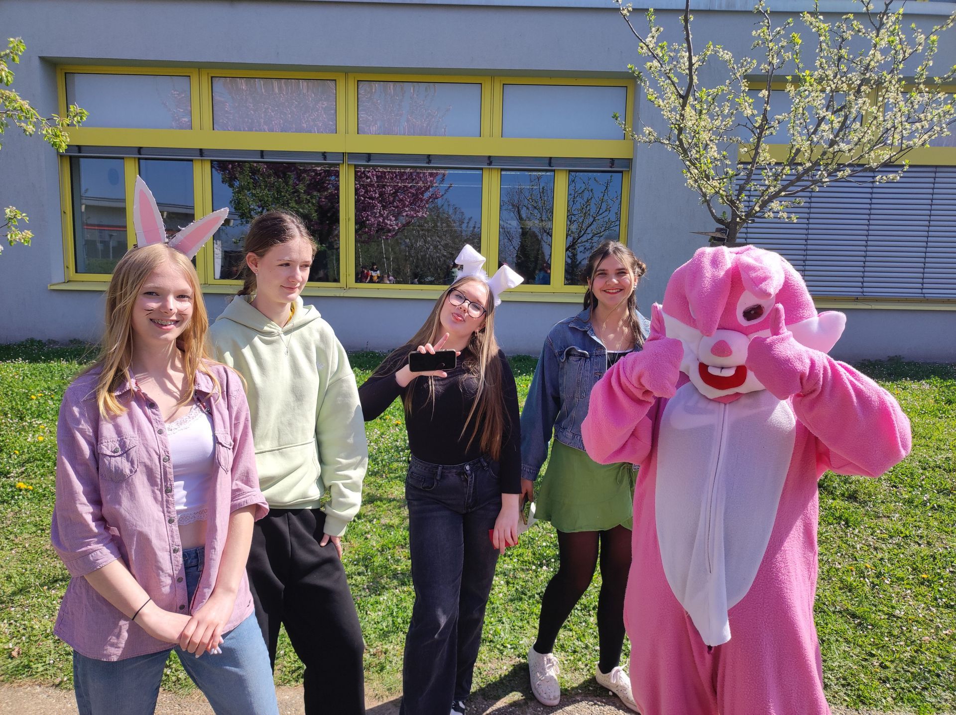 SMV-Schülerinnen bei Osteraktion mit verkleidetem Osterhasen