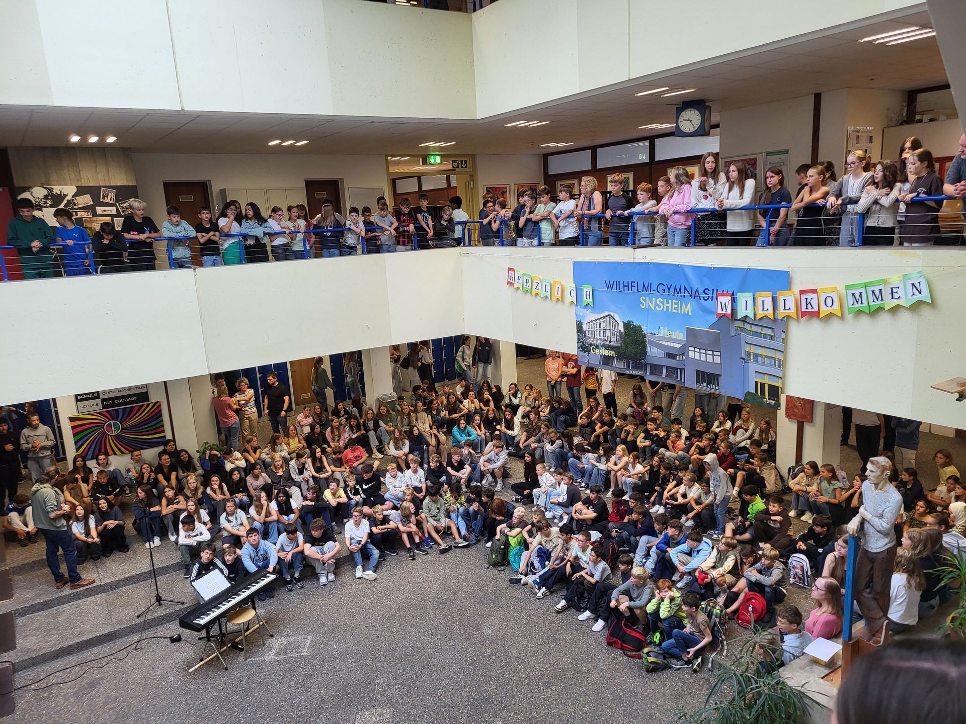 Schülerschaft im Lichthof des Wilhelmi-Gymnasiums