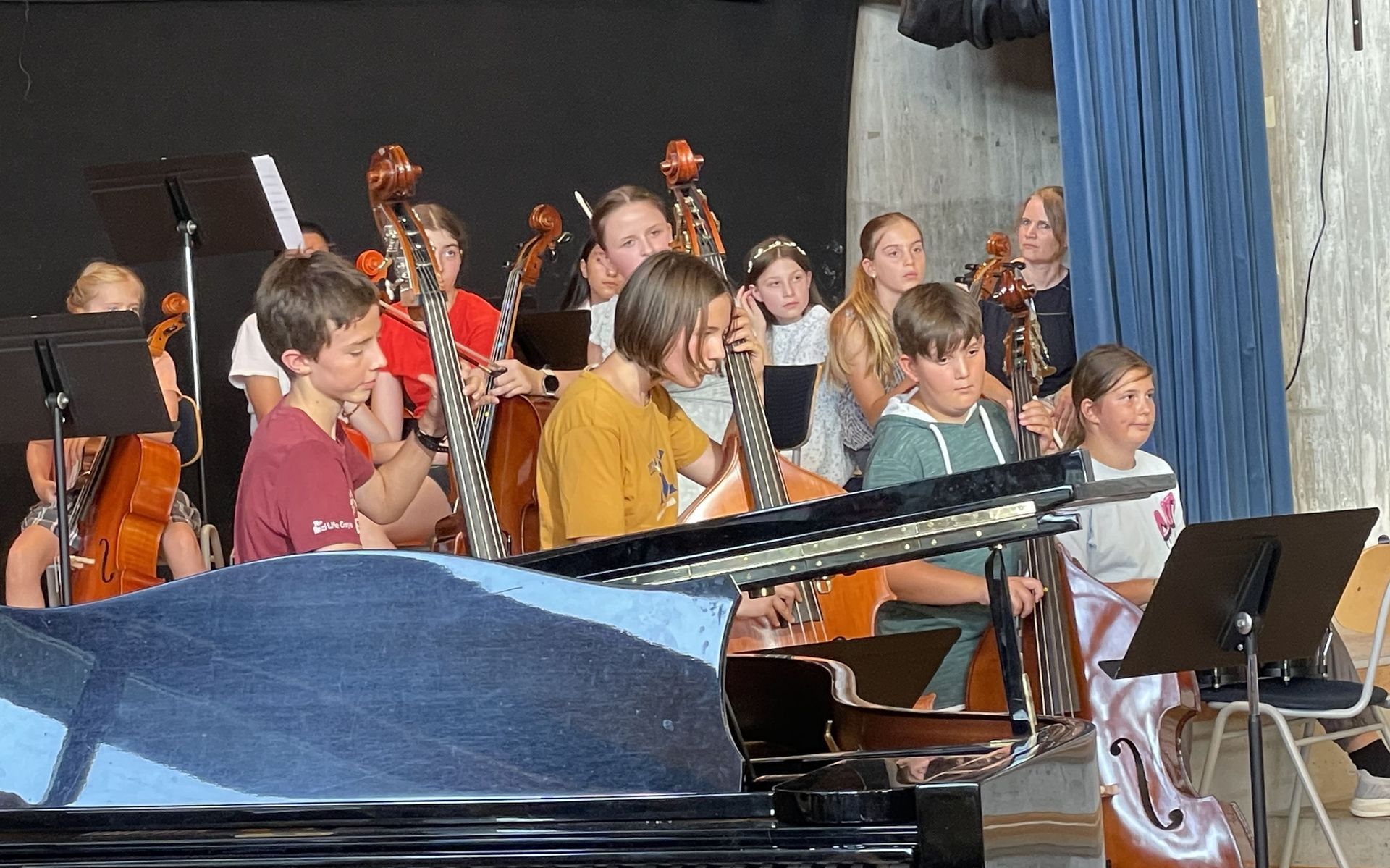 Schüler mit Streichinstrumenten beim Sommerkonzert des Wilhelmi-Gymnasiums