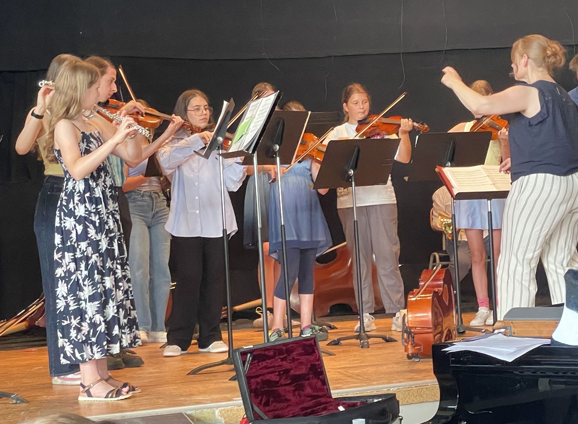 Schüler mit Streichinstrumenten beim Sommerkonzert des Wilhelmi-Gymnasiums