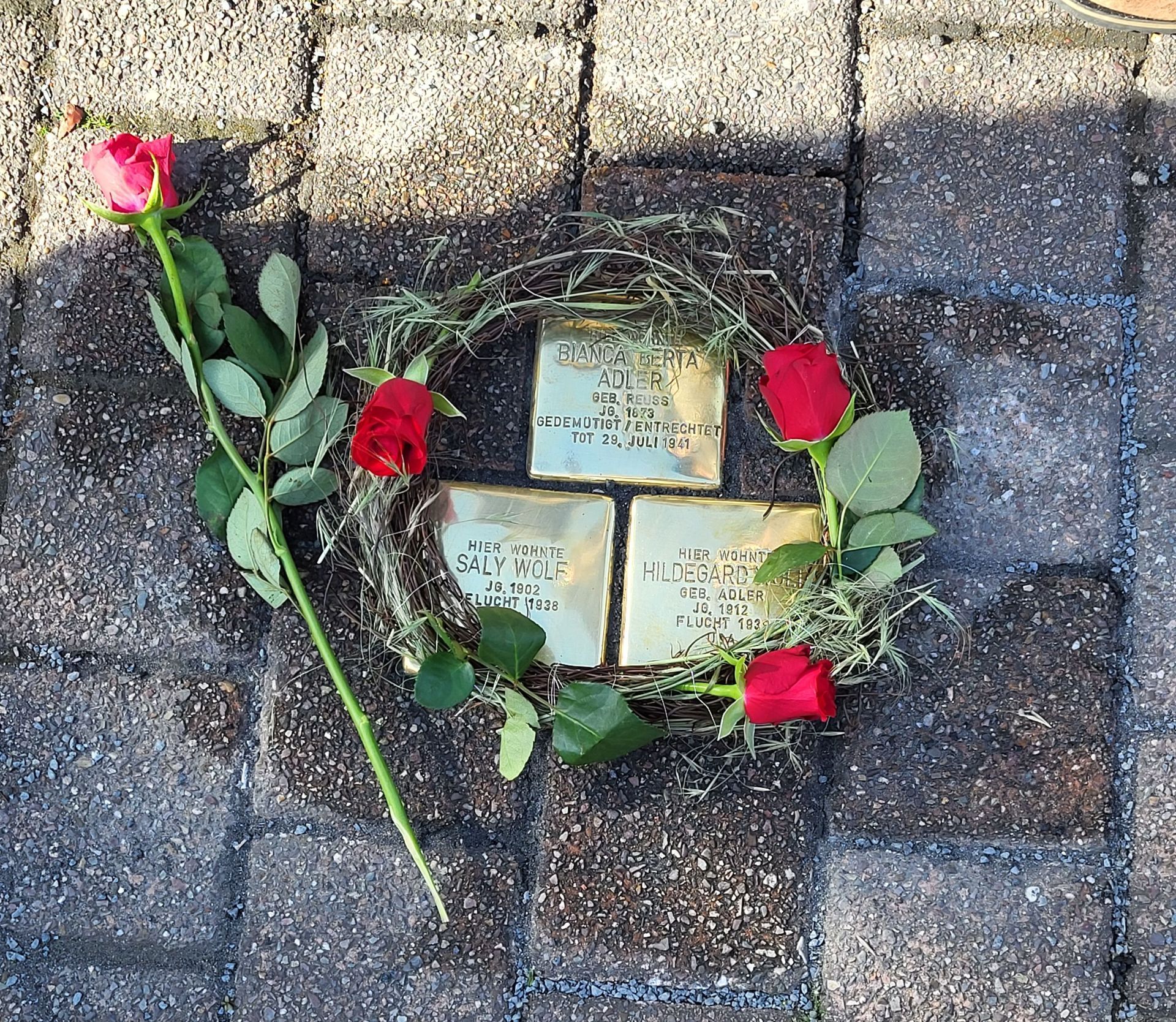 Stolpersteine vor einem Haus in Sinsheim