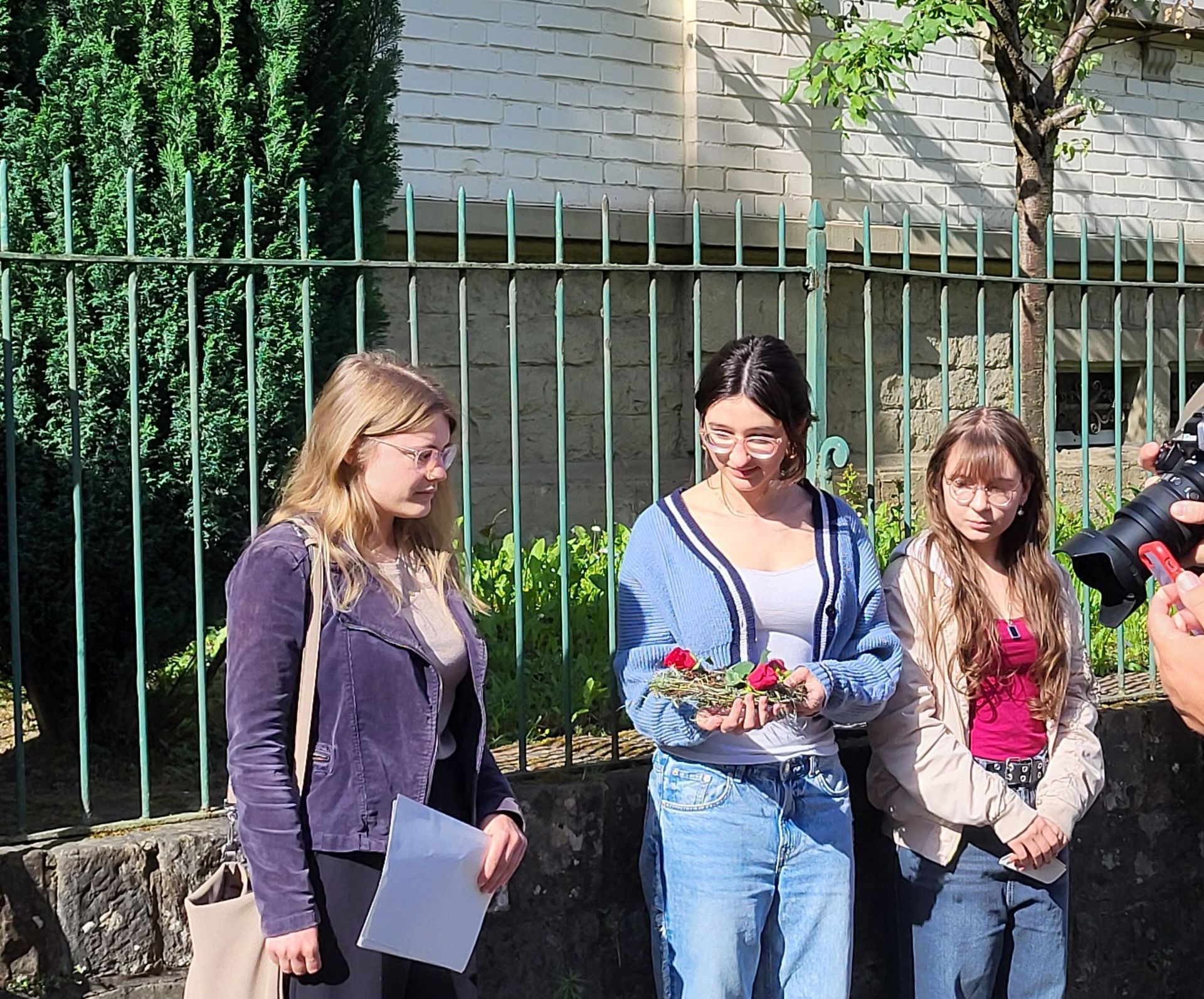 Schüler und eine Lehrerin bei der Stolpersteinverlegung