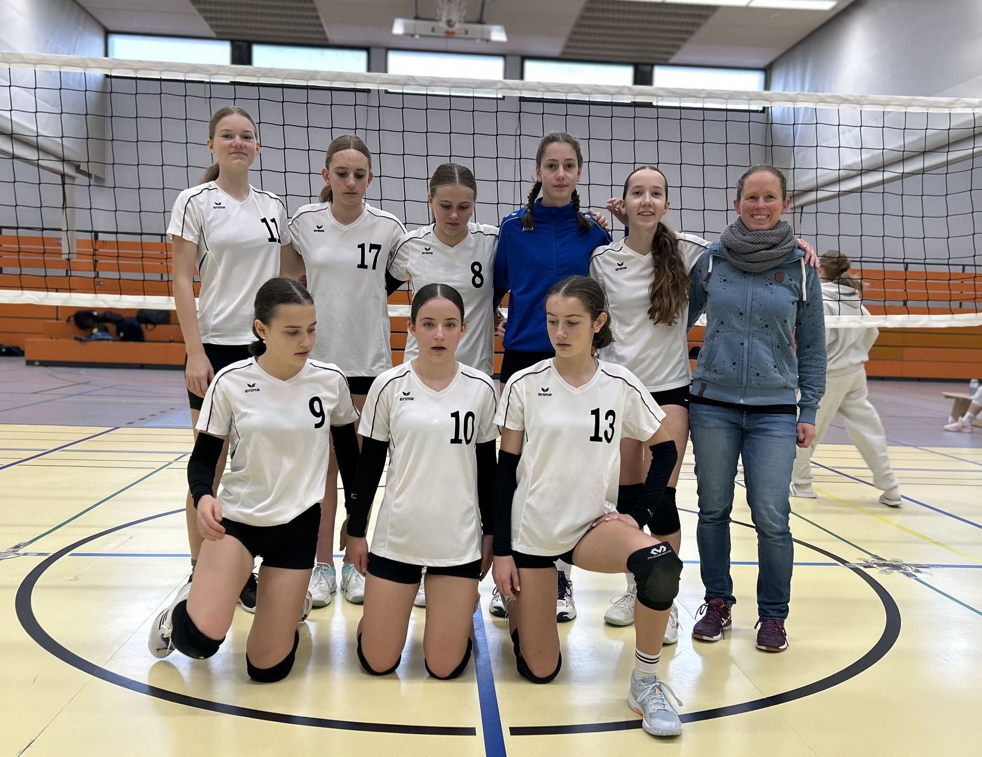 Volleyballerinnen der Wettkampfklasse 3 und ihre betreuende Lehrerin