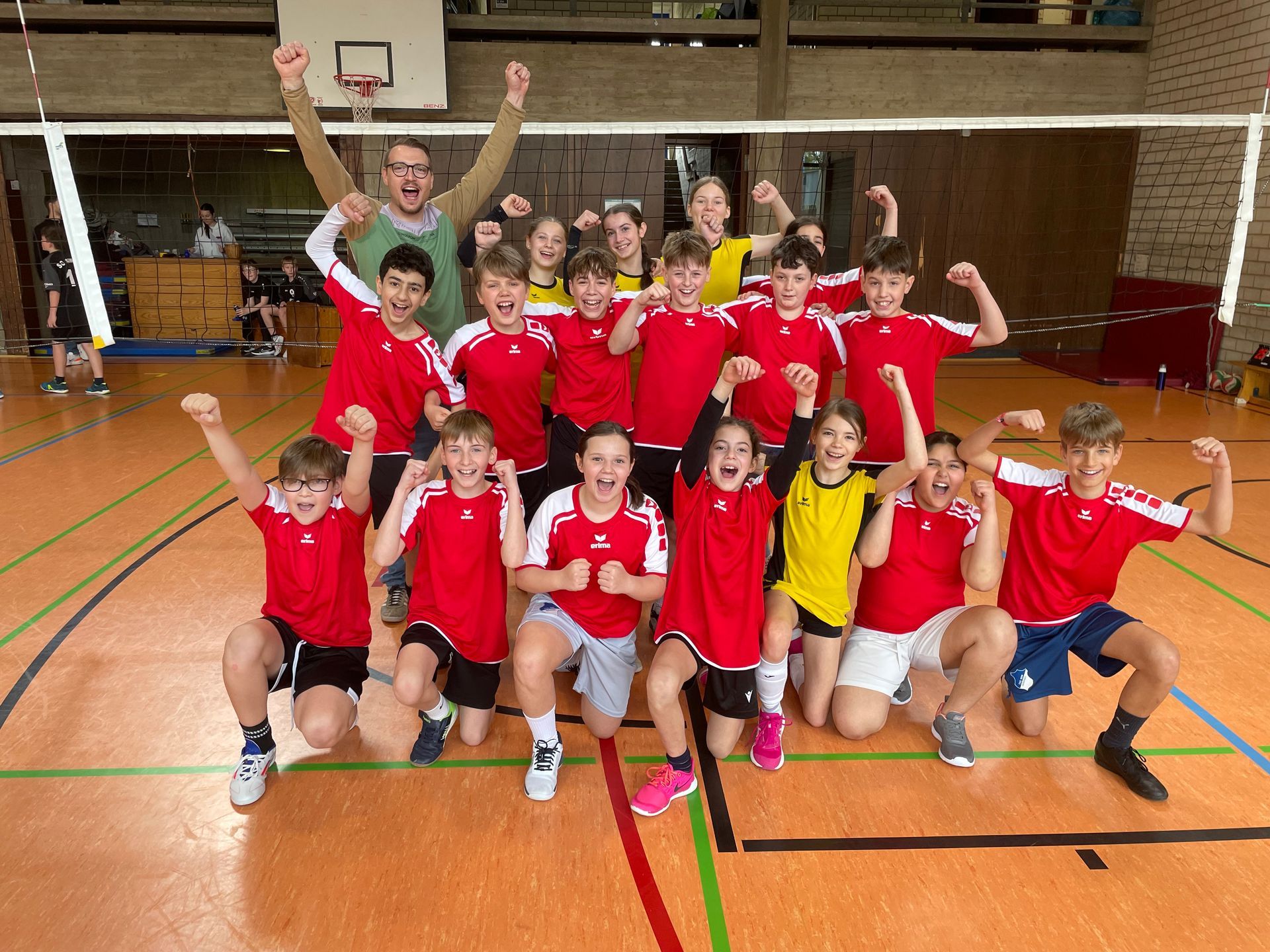 Volleyballteam Jungs der Wettkampfklasse 4 mit ihrem Trainer