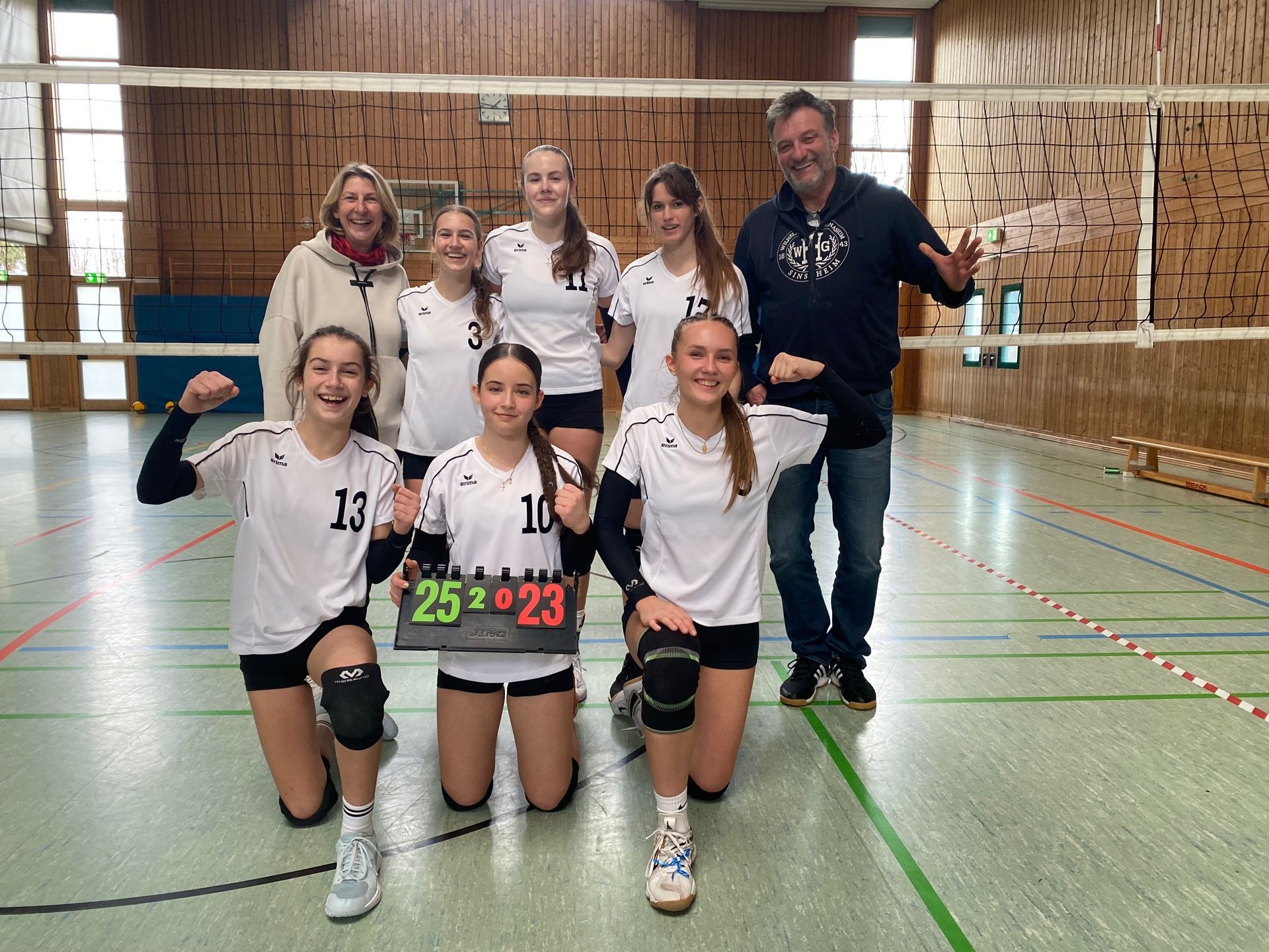 Volleyballerinnen der Wettkampfklasse 2 und ein Betreuungslehrer