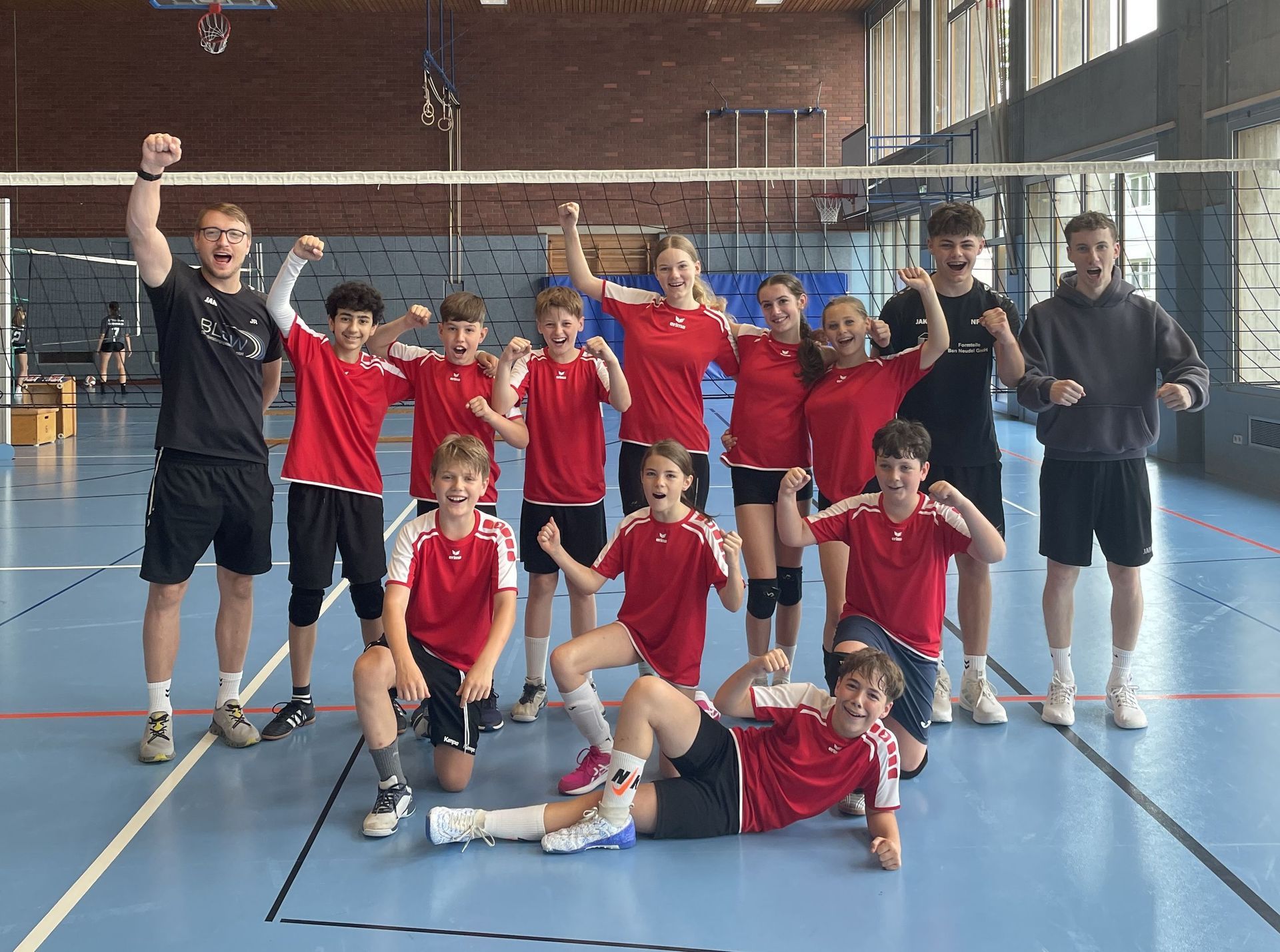 Volleyballspielerinnen und -spieler der Wettkampfklasse 4 mit ihren Trainern
