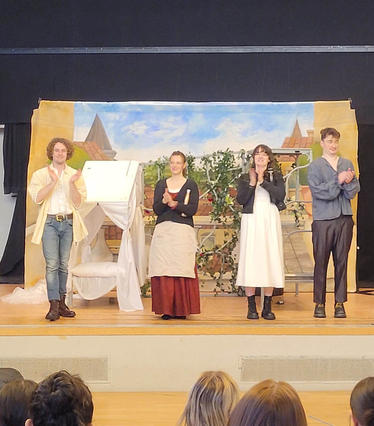 Schauspieler auf der Bühne bei englischem Theaterstück