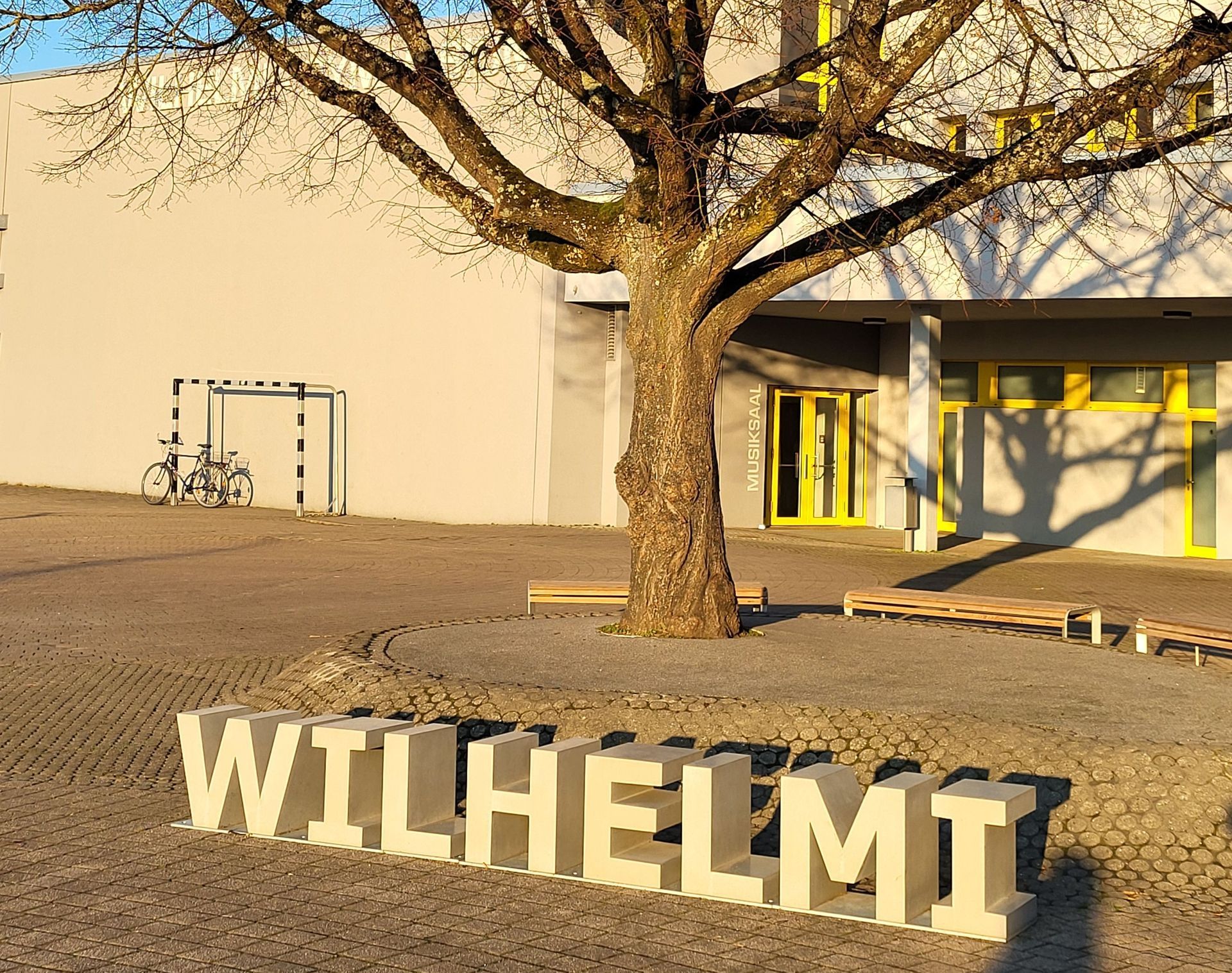 Wilhelmi-Schriftzug und Baum vor dem Gebäude