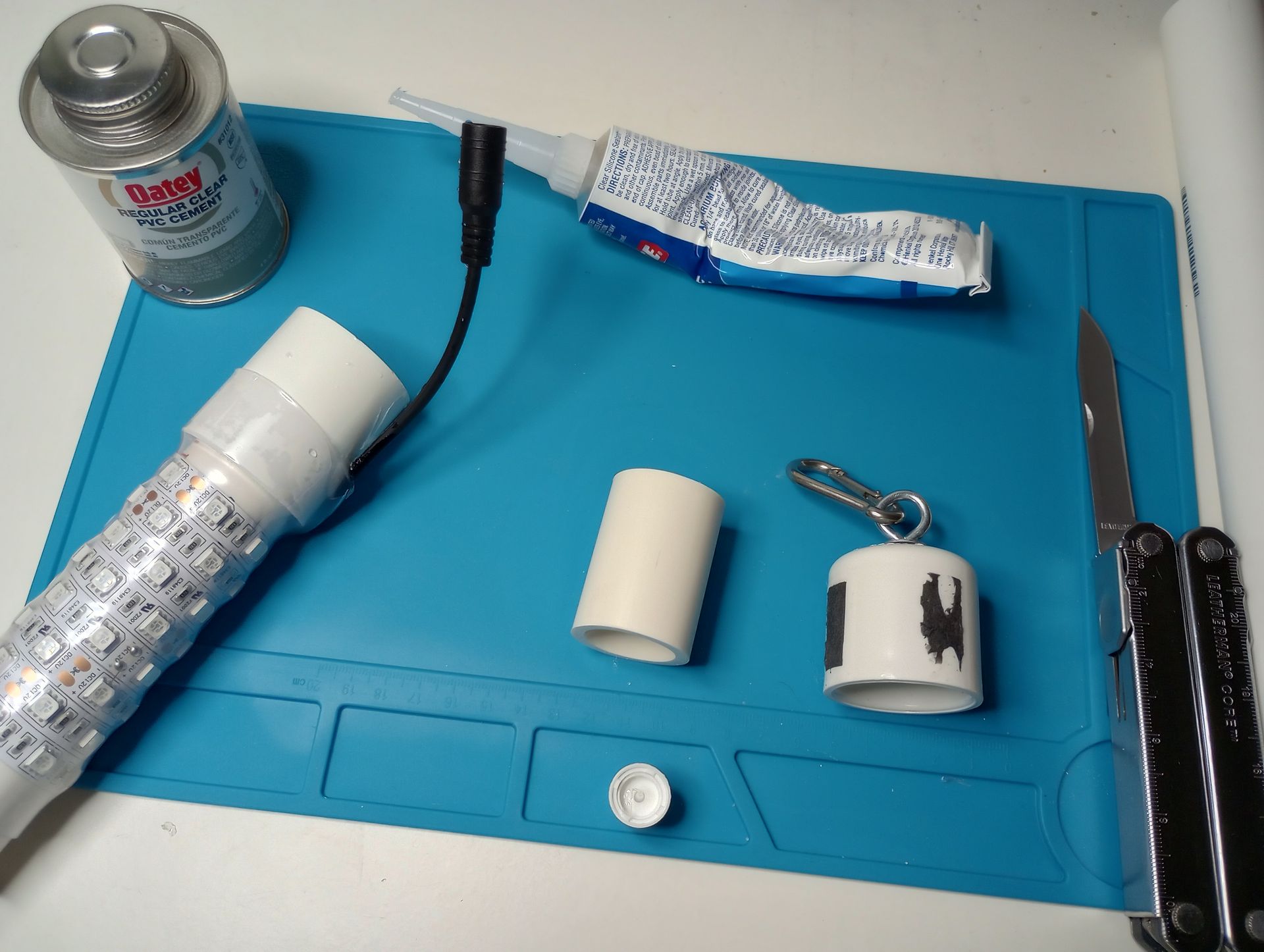 Piece of one inch pipe and an end cap with eye hook and carabiner.