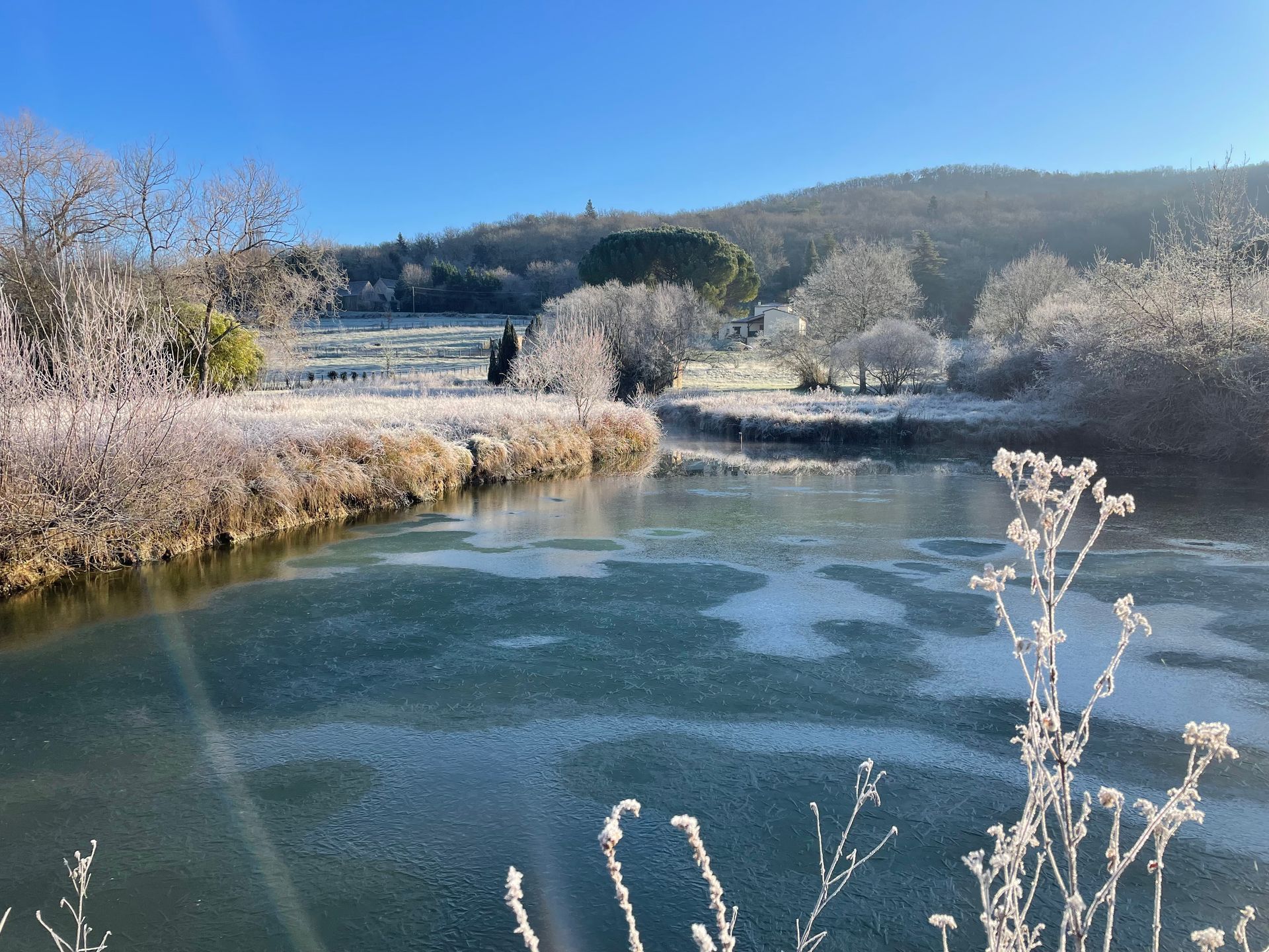 Au Pré des Sources - Vista del lago en hinvierno, naturaleza congelaga, cielo azul.